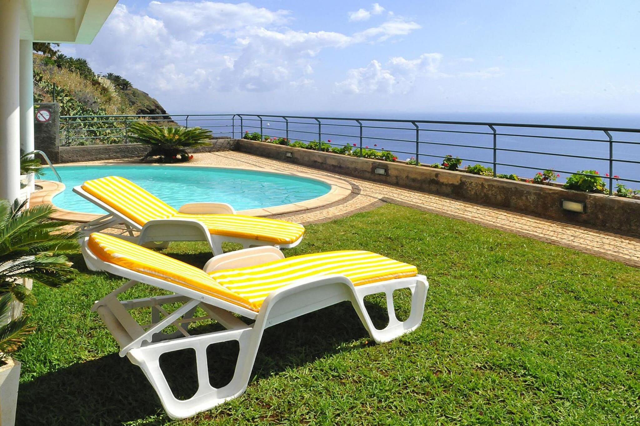 Villa in Caniço-Tuinen zomer