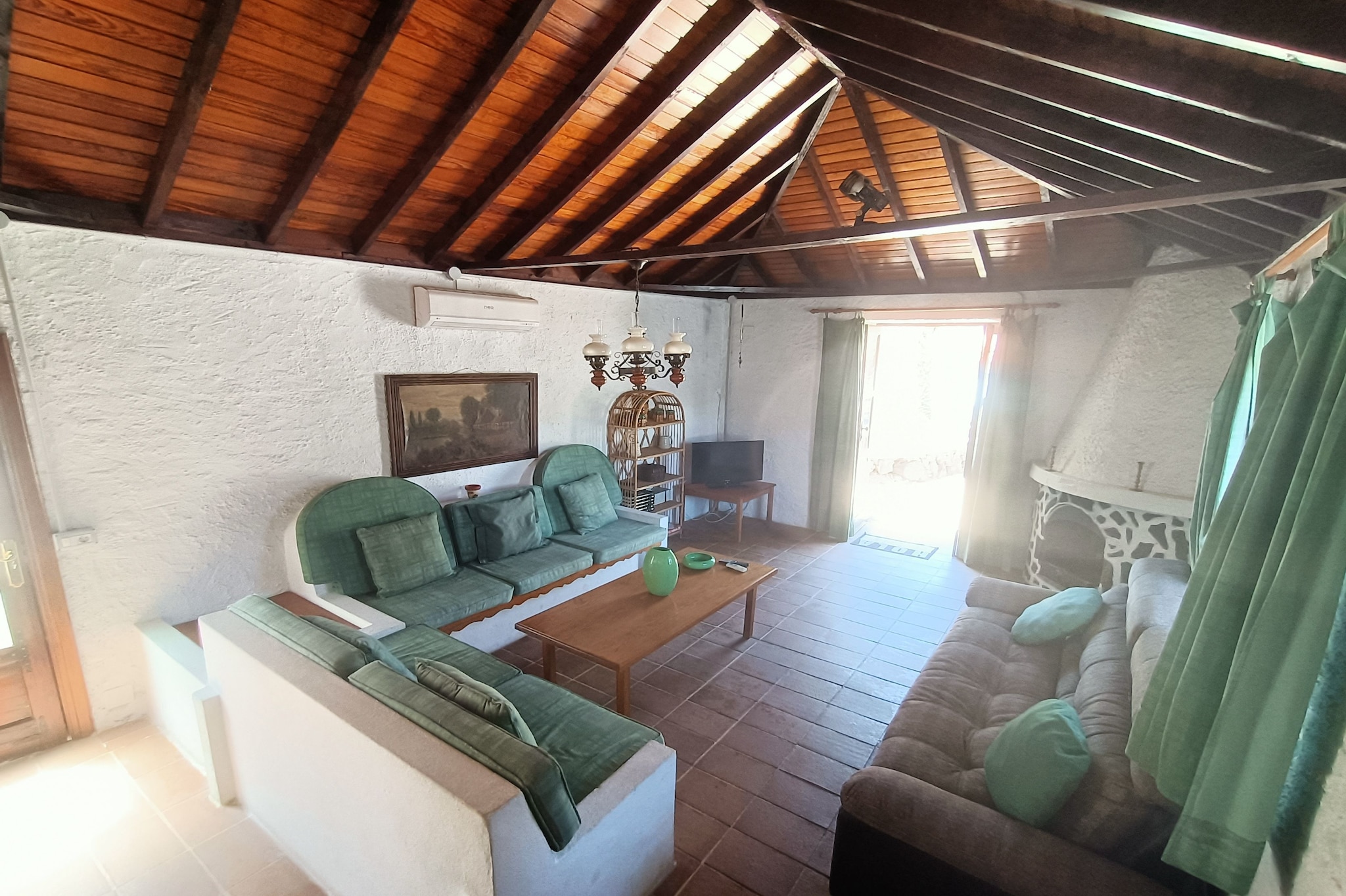 A small, private property on the edge of the sun-drenched town of El Paso, at 700 meters above sea level. The picturesque mountain range stretches out in the background. The three cozy bungalows are beautifully arranged on the 2,000-square-meter landscaped plot, allowing you to enjoy privacy in a peaceful setting.
Details: Energy costs based on consumption, bed linen, towels, final cleaning, Wi-Fi.

Nearby Activities: Many professions such as silk weaving, straw and basket weaving, embroidery, and cigar rolling are represented in El Paso, which you can explore on foot through the town. You can visit the Silk Museum and the Wine Museum, or visit the Caldera de Taburiente Visitor Center. This is also the starting point of the eight-kilometer trail to La Cumbrecita, which takes you to the 1,300-meter-high viewpoint with a beautiful view of the Caldera de Taburiente valley basin.

Not suitable for people with reduced mobility.