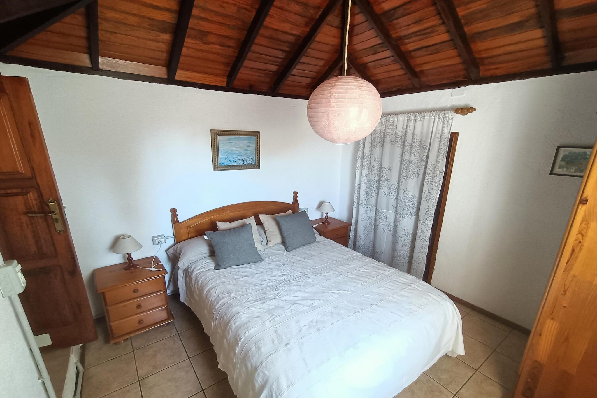 open kitchen(hob(4 ring stoves, electric), electric kettle, toaster, coffee machine, microwave, fridge-freezer), Living/diningroom(single bed, TV(satellite)), bedroom(double bed), bathroom(shower, toilet), Internet access, radio, CD player, grill, washing machine(shared with other guests), air conditioning, terrace, garden furniture, parking, baby crib(free)