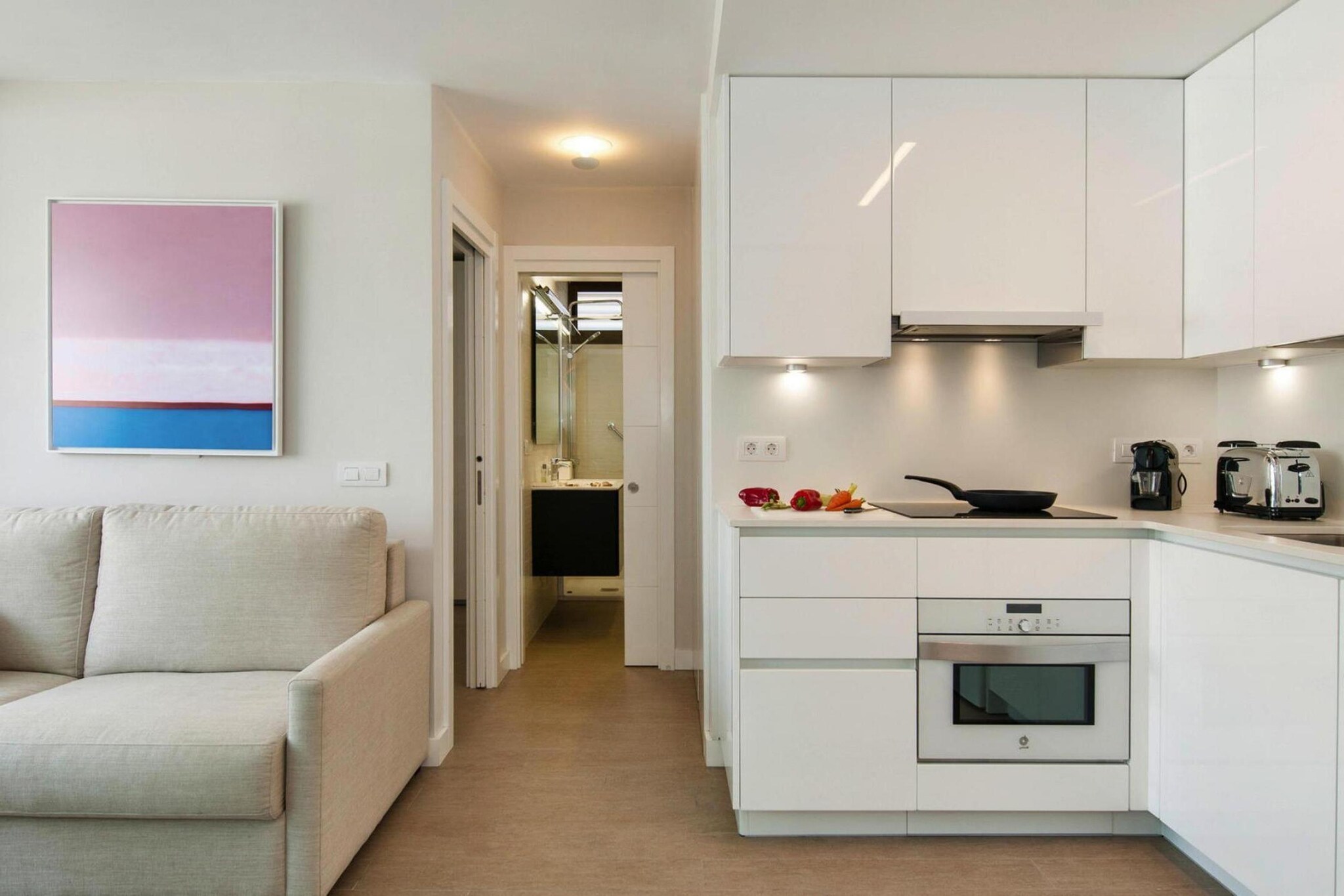 Look forward to a relaxed beach vacation and relax in the comfortable, modern apartment San AugustÃ­n. Breakfast or dinner on the covered terrace with side sea view ensures a holiday mood. The sandy beach and various shops and restaurants can be reached on foot in just a few minutes. The approximately 670 meter long sandy beach of San AugustÃ­n is ideal for snorkeling and diving. Enjoy the sound of the waves and the fresh sea air during a long walk to the main beach of Playa del InglÃ©s. Make a stopover in one of the numerous seafood restaurants and lets you pamper culinary.