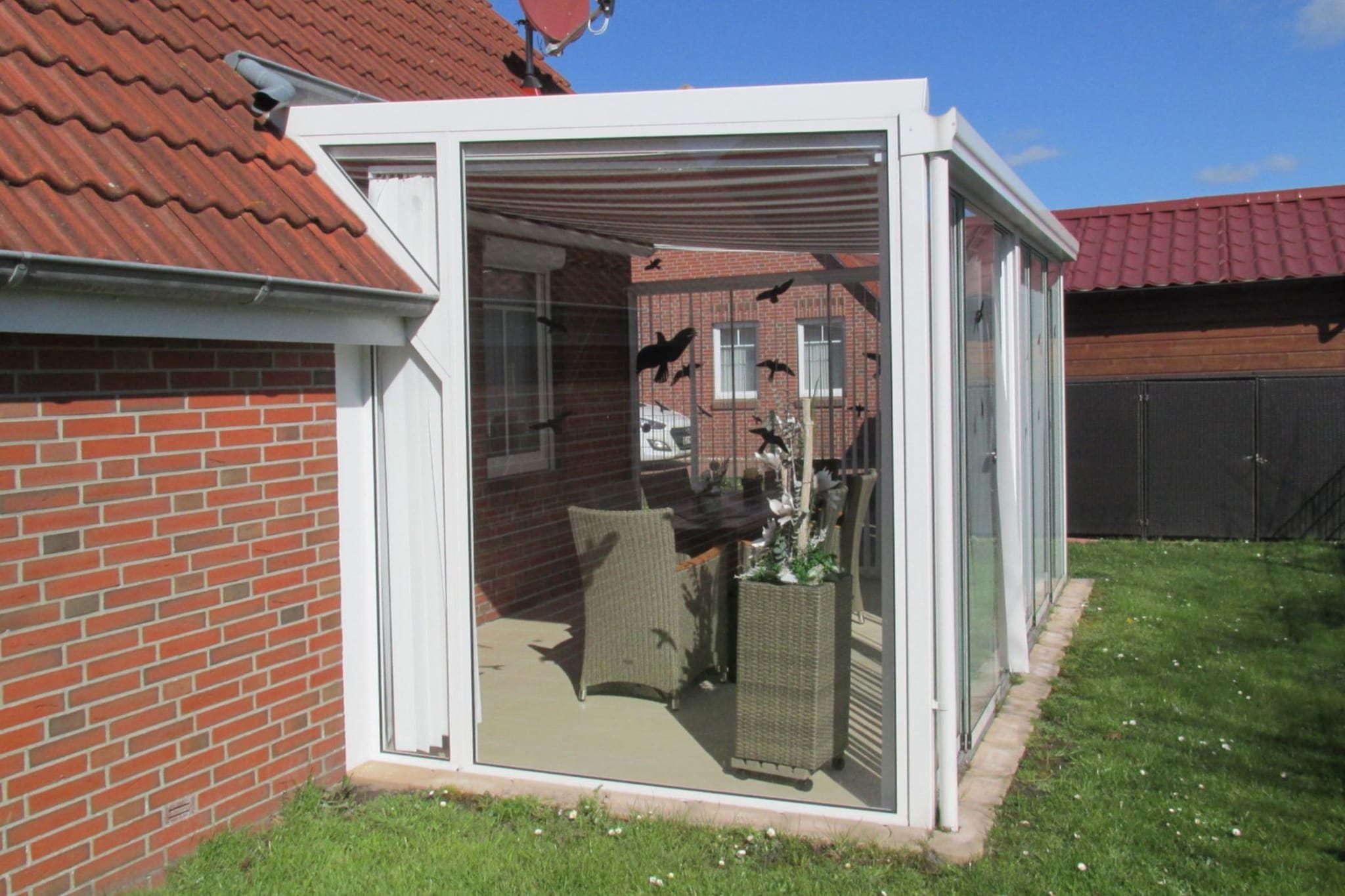 Very cozy, detached holiday home. Well suited for families. The kitchen is equipped with, among other things, a raclette machine and a crepe maker. The winter garden invites you to spend cozy hours in every season.
Highlights: WiFi
Activities nearby: Take a relaxed stroll through Dornum and go on a little journey back in time: castle, castle, a magnificent medieval church with a famous organ, a synagogue, the historic market square with the small streets around it. You will feel like you are in a little dollhouse. The highlight of every sightseeing tour through Dornum is the baroque moated castle in the historic town center. You can reach it from your holiday home after just 500 meters
Mobility: Not suitable for people with limited mobility