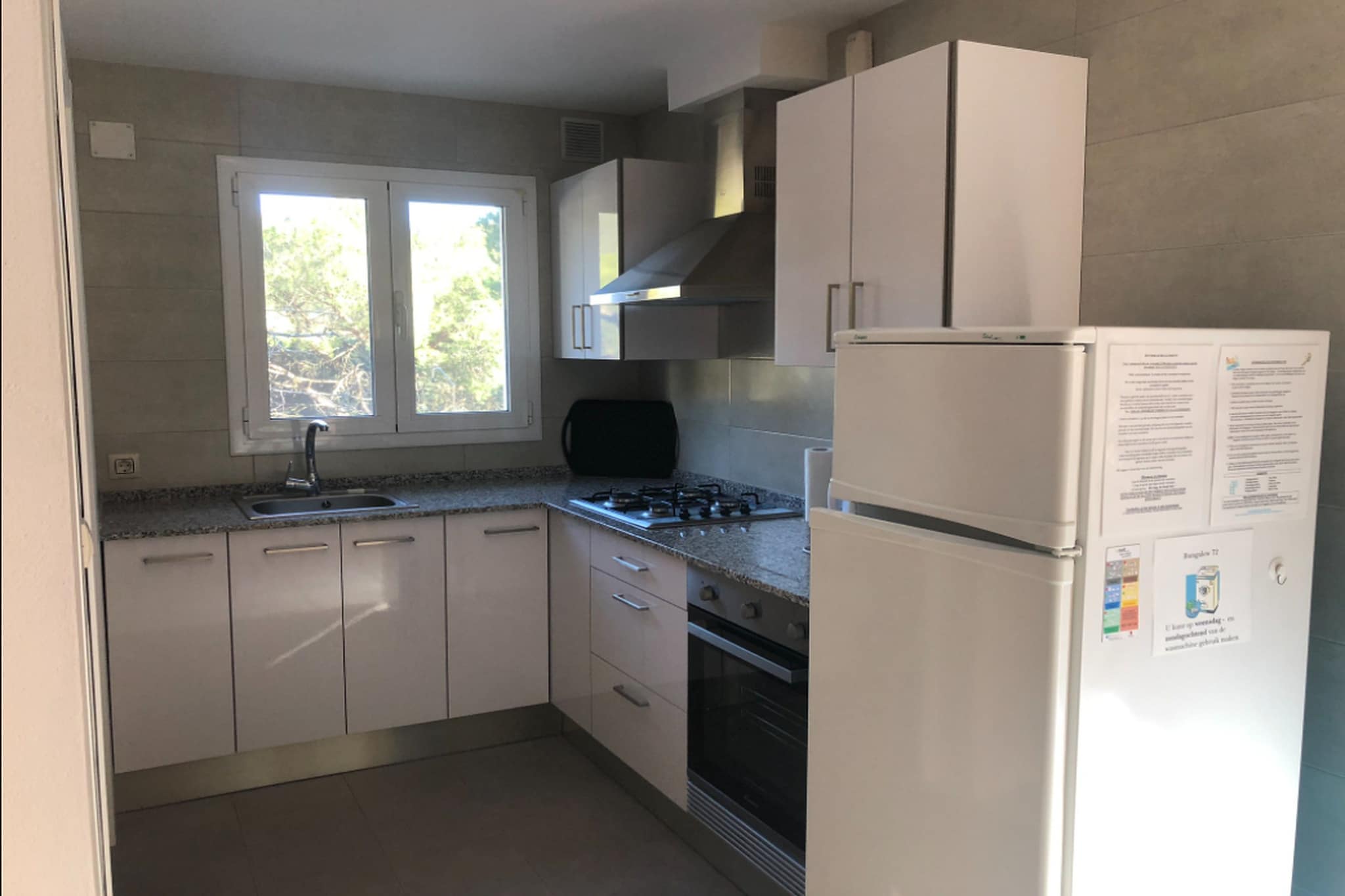 Ground floor: (Living room(TV, dining table, seating area, heating, air conditioning), Kitchen(coffee machine, oven, microwave, fridge-freezer), bedroom(double bed), bedroom(bunk bed), bathroom(shower, washbasin, toilet))\n\nBBQ, swimming pool(private)