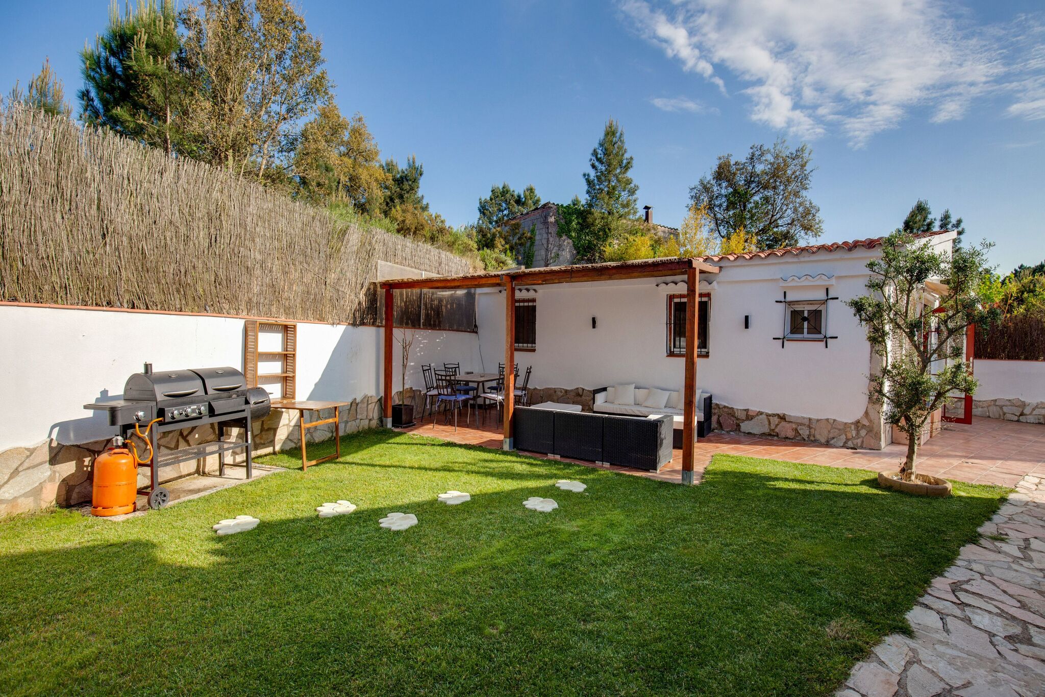Geräumiges Ferienhaus in Girona mit privatem Garten