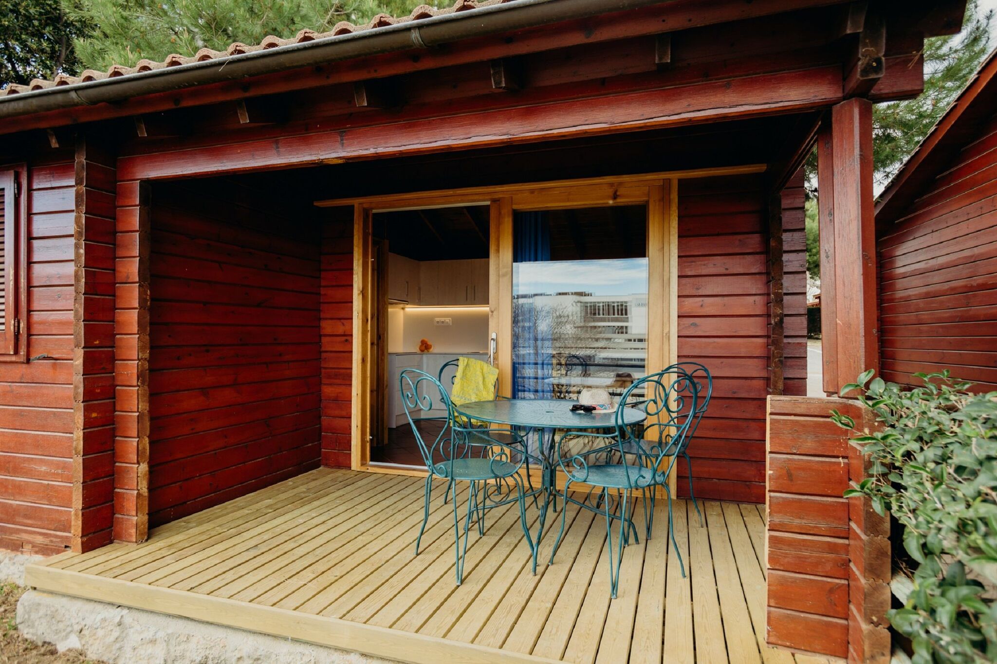 Joli bungalow en bois avec terrasse, à 1 km de la plage