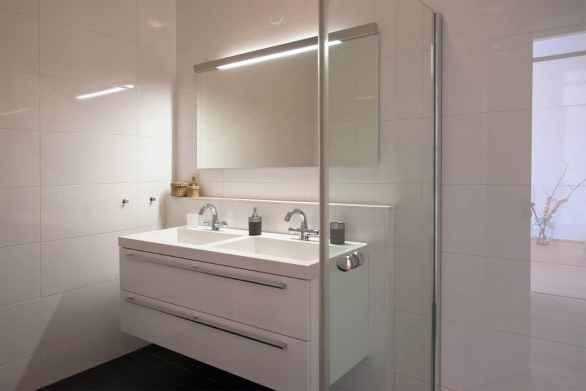 Scheveningen Harbour 16B-Badkamer
