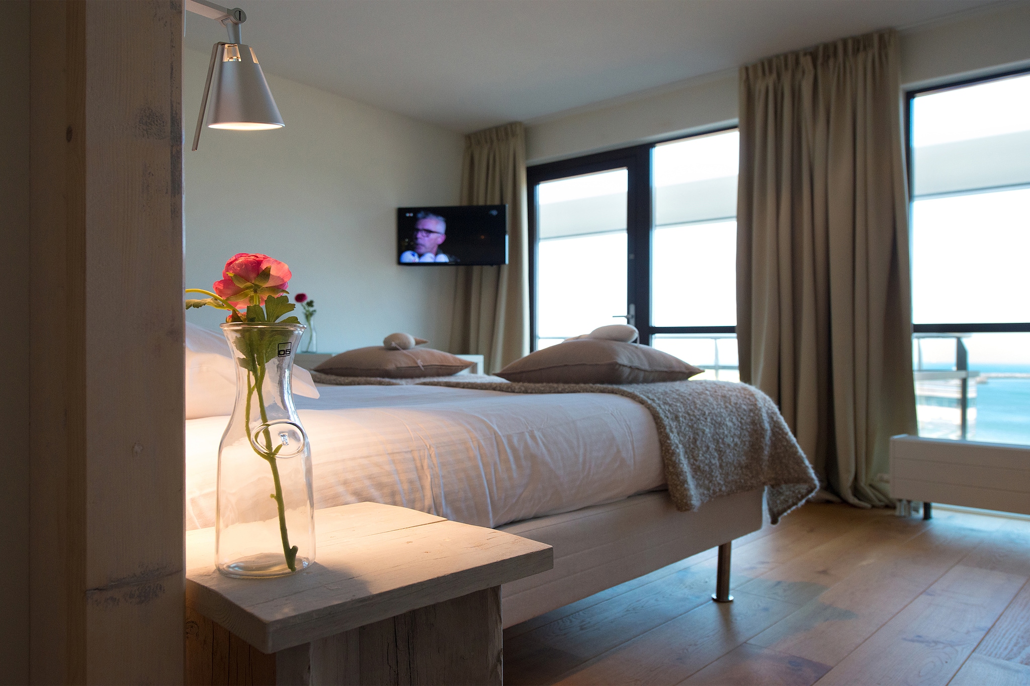 Ground floor: (Living room(TV(smart TV), 2x seating area, balcony), dining room(TV(smart TV), dining table, balcony), Kitchen(hob, electric kettle, coffee machine, oven, dishwasher, fridge), bedroom(double bed, TV, balcony), bedroom(double bed, TV), bedroom(single bed), bathroom(shower, washbasin, toilet), toilet, Internet access)\n\nwashing machine, balcony, terrace, parking