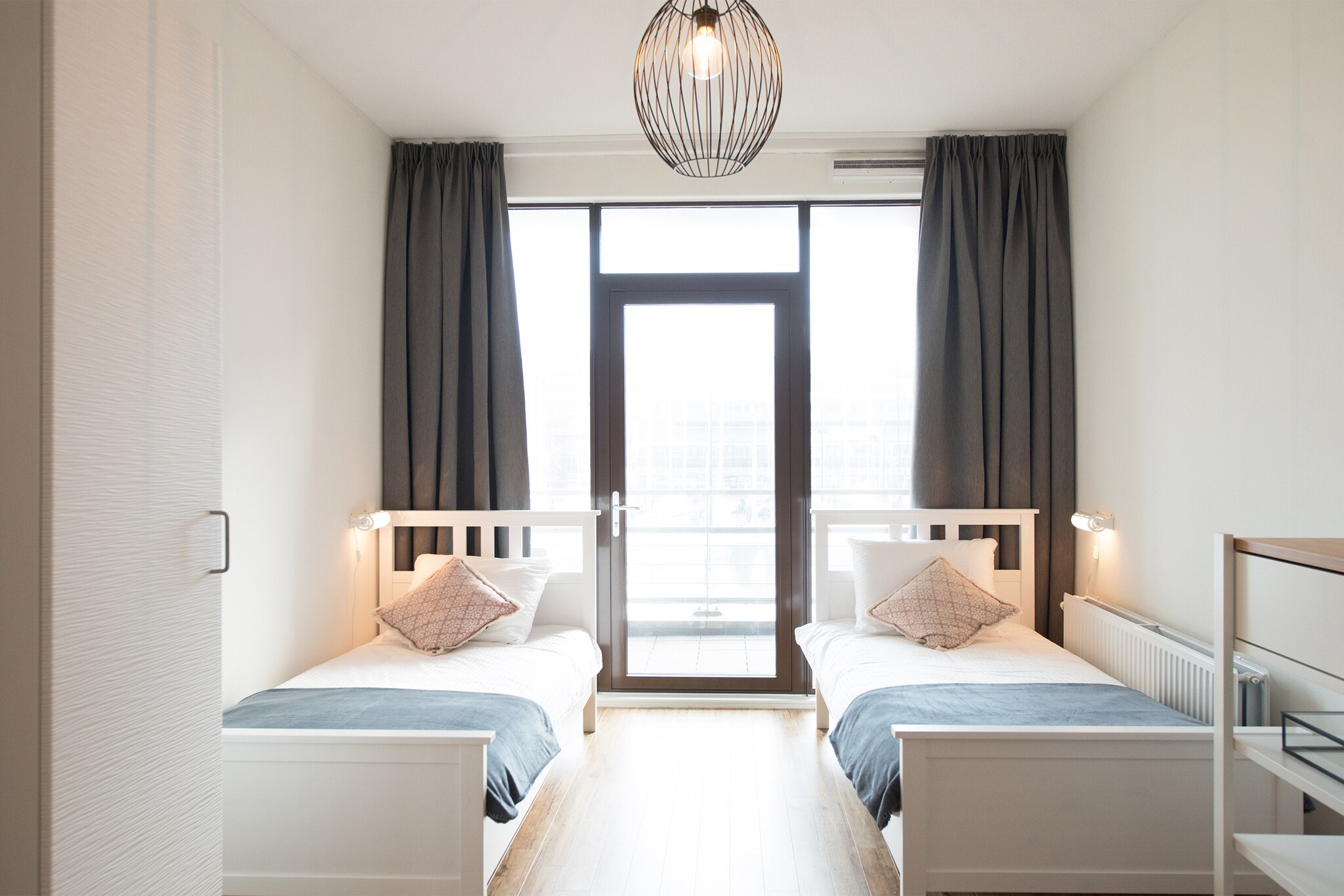 Ground floor: (Kitchen(electric kettle, cooker(gas), hood, coffee machine, oven, dishwasher, fridge-freezer), Living/diningroom(TV(smart TV), dining table, seating area), bedroom(2x single bed), bedroom(double bed, seating area), bathroom(bath tub, shower, washbasin, toilet, hairdryer), toilet, Internet access)\n\ntumble dryer, washing machine, balcony, heating, terrace, garden furniture, parking