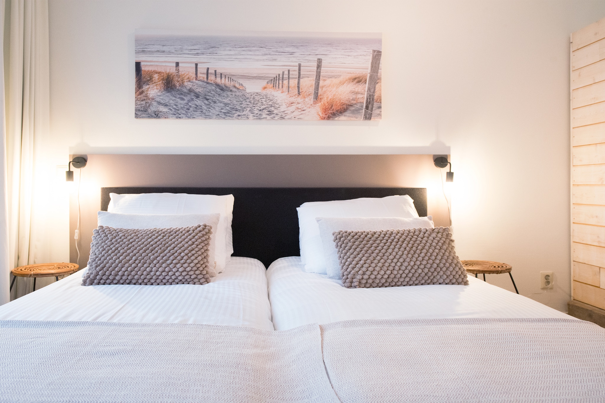 Ground floor: (Kitchen(hob, electric kettle, cooker(gas), coffee machine(cups), oven, dishwasher, fridge), Living/diningroom(TV(smart TV), dining table, seating area), bedroom(2x single bed, double sofa bed, TV), bathroom(bath tub, shower, washbasin), toilet, Internet access)\n\nwashing machine, heating, terrace(private), garden furniture, parking