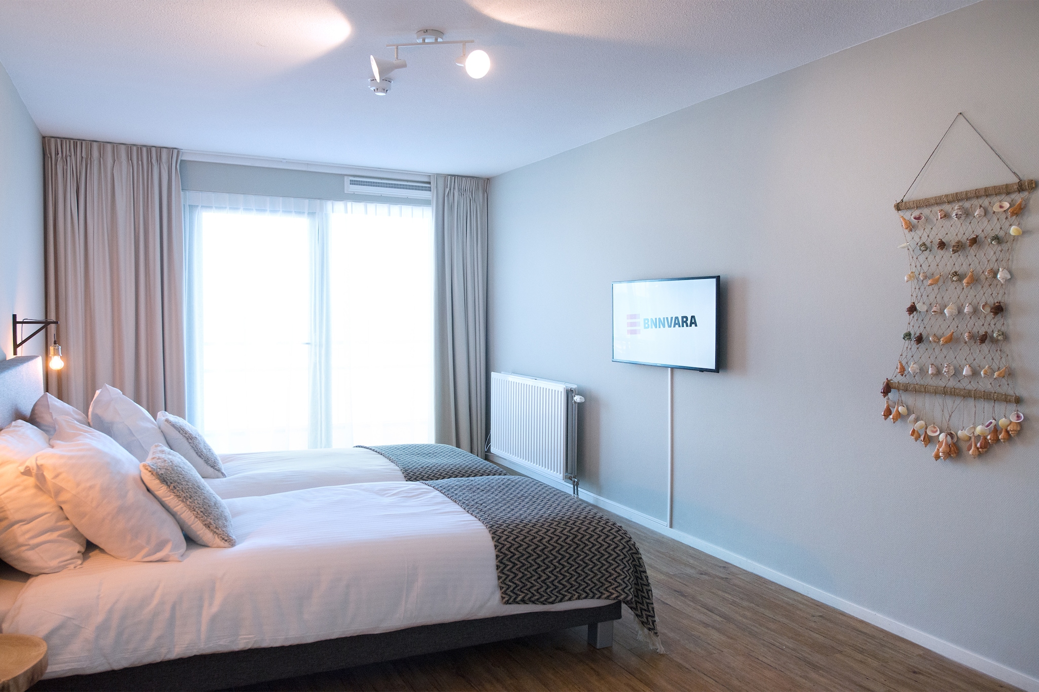 Ground floor: (Kitchen(electric kettle, hood, coffee machine(cups), oven, dishwasher), Living/diningroom(TV(smart TV), dining table, seating area), bedroom(2x single bed, TV), bedroom(2x single bed, TV), bathroom(bath tub, shower, washbasin, hairdryer), toilet, Internet access)\n\ntumble dryer, washing machine, balcony, heating, garden furniture, parking