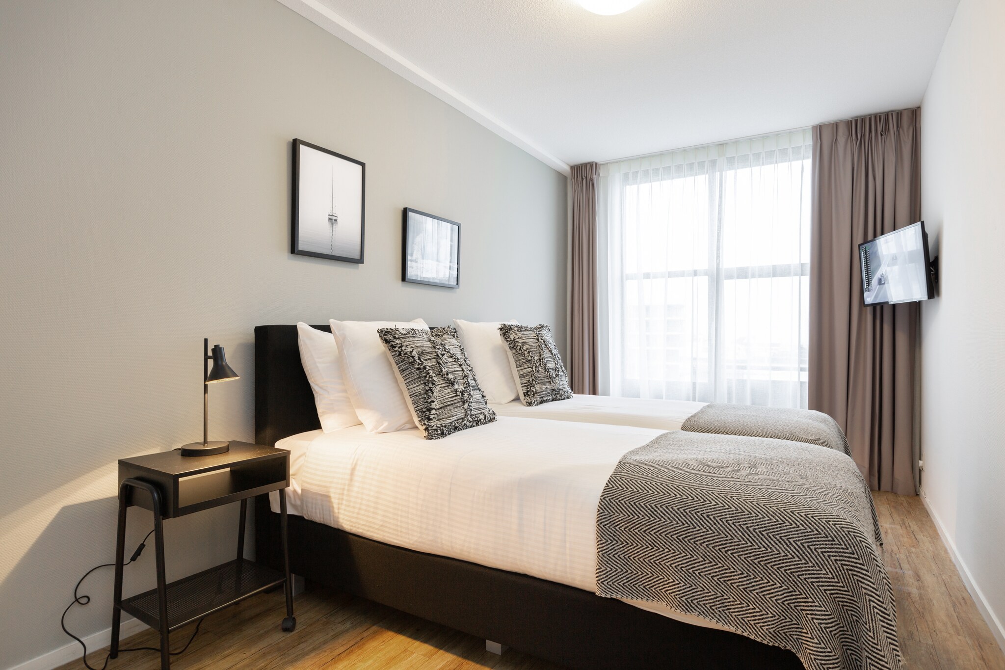 Ground floor: (Kitchen(cooker(gas), hood, coffee machine(cups), oven, dishwasher), Living/diningroom(TV(smart TV), dining table, seating area), bedroom(2x single bed), bedroom(2x single bed, TV), bedroom(3x single bed, TV), bathroom(shower, 2x washbasin, hairdryer), bathroom(bath tub, shower, 2x washbasin), toilet, Internet access)\n\ntumble dryer, washing machine, balcony, heating, terrace, garden furniture, parking