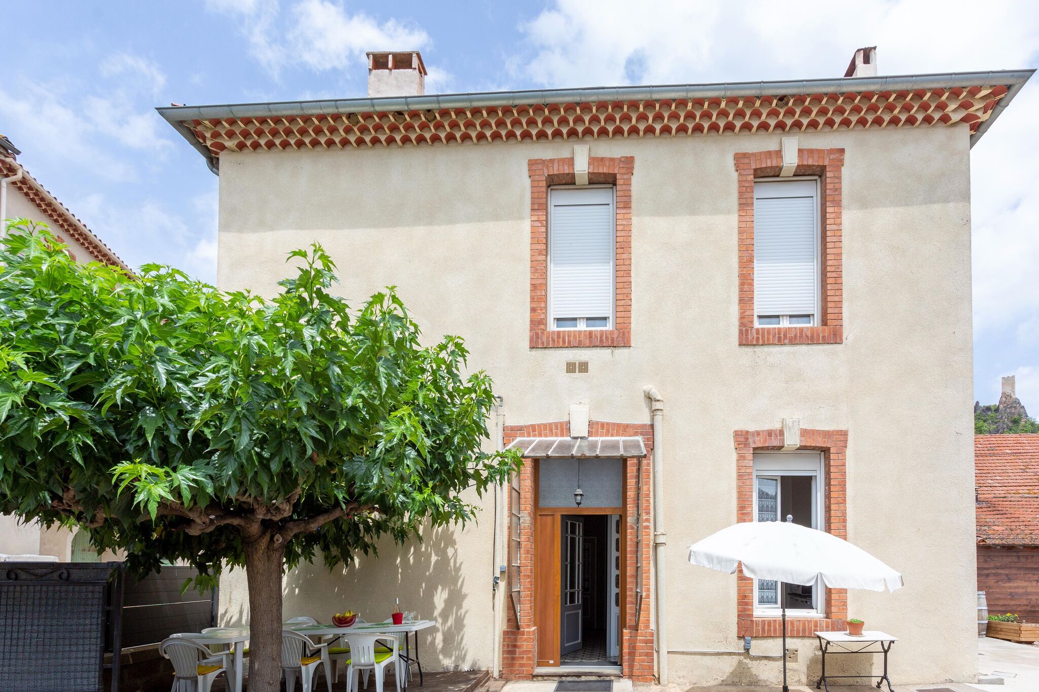 Karakteristiek vakantiehuis in Roquebrun met een tuin