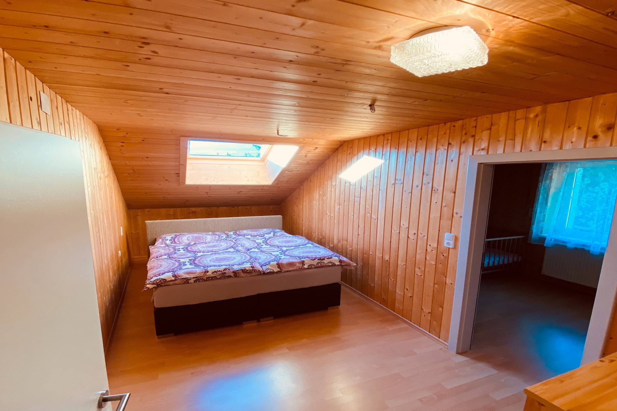 This cozy holiday apartment for a maximum of 5 people is located in the small town of Salchau, near Oberwölz-Lachtal in the Murau district of Styria. It has 3 bedrooms, one of which is a children's bedroom, a living room with a sofa bed, a bathroom, a well-equipped kitchen and 2 parking spaces.

The Lachtal ski area is only 8 minutes away from the holiday apartment and offers great skiing and snowboarding opportunities with around 26 kilometers of slopes. Furthermore, this holiday apartment is located directly in the Kreischberg / Murau winter sports area, an absolute paradise for hikers and skiers with over 42 km of slopes.

In addition to winter sports, you can also go hiking near the property. When the weather is nice, you can also go on bike tours, or alternatively visit the Krakaudorf bathing lake in Krakow/Murau, a natural bathing lake at around 1,170 meters above sea level, or the Tieber-See bathing lake in Röthelstein for swimming fun in the summer.

Directly in town or in Oberwölz Stadt you will find plenty of shopping opportunities for your daily needs as well as a good selection of restaurants.

Note: That the guest must  contact HO briefly by email or telephone the day before check-in regarding the key handover or code so that the guest can enter the house the next day without any problems.