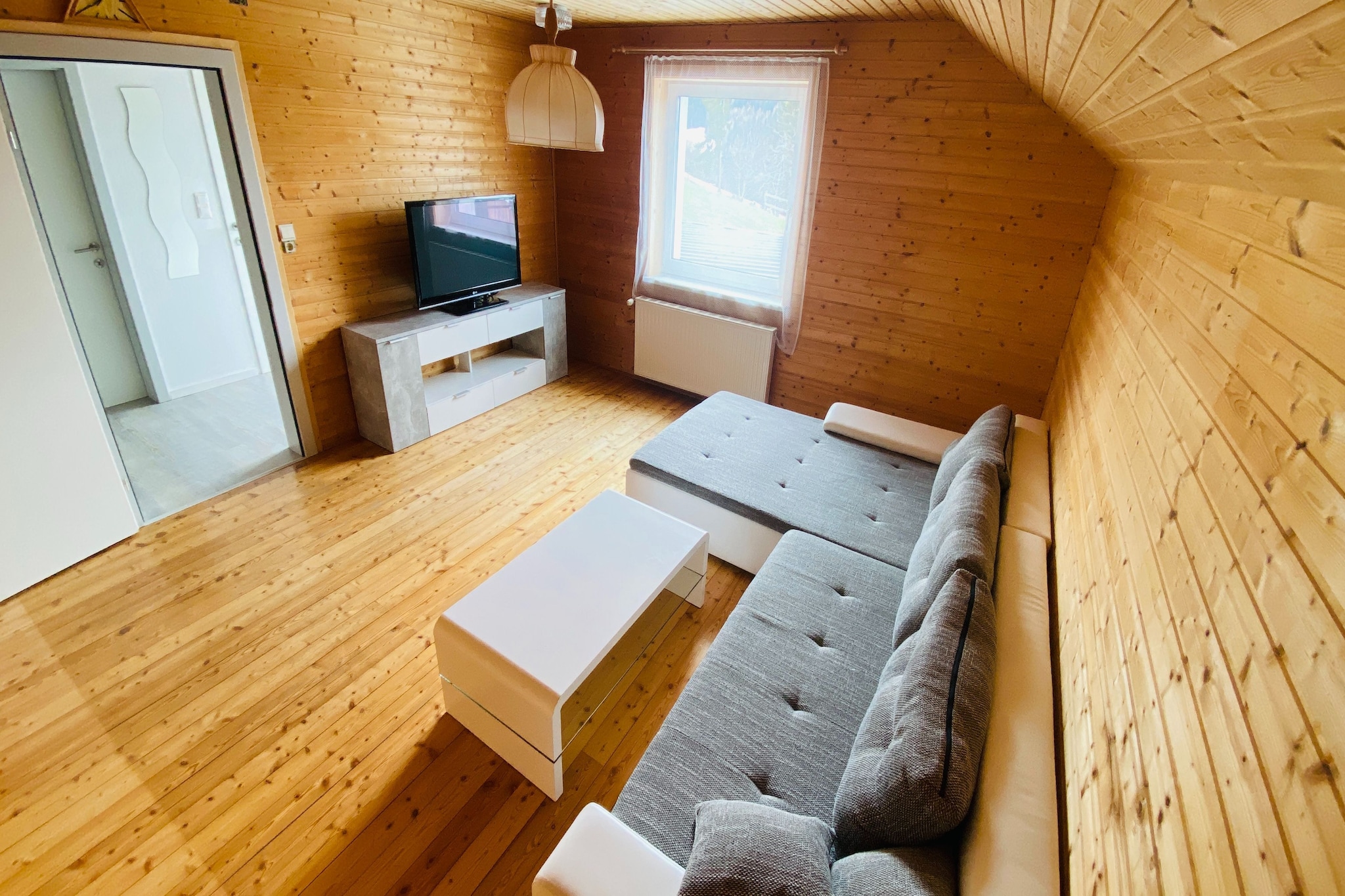This cozy holiday apartment for a maximum of 5 people is located in the small town of Salchau, near Oberwölz-Lachtal in the Murau district of Styria. It has 3 bedrooms, one of which is a children's bedroom, a living room with a sofa bed, a bathroom, a well-equipped kitchen and 2 parking spaces.

The Lachtal ski area is only 8 minutes away from the holiday apartment and offers great skiing and snowboarding opportunities with around 26 kilometers of slopes. Furthermore, this holiday apartment is located directly in the Kreischberg / Murau winter sports area, an absolute paradise for hikers and skiers with over 42 km of slopes.

In addition to winter sports, you can also go hiking near the property. When the weather is nice, you can also go on bike tours, or alternatively visit the Krakaudorf bathing lake in Krakow/Murau, a natural bathing lake at around 1,170 meters above sea level, or the Tieber-See bathing lake in Röthelstein for swimming fun in the summer.

Directly in town or in Oberwölz Stadt you will find plenty of shopping opportunities for your daily needs as well as a good selection of restaurants.

Note: That the guest must  contact HO briefly by email or telephone the day before check-in regarding the key handover or code so that the guest can enter the house the next day without any problems.