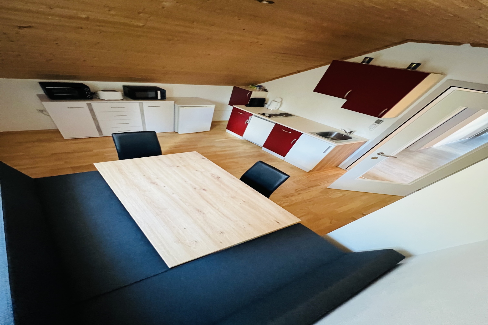 On the 1st floor: (Living room(single sofa bed, TV), Kitchen(hob, coffee machine, oven, microwave, fridge, freezer, washbasin), bedroom(double bed), bedroom(double bed), bedroom(cot), bathroom(shower, washbasin), toilet(washbasin))\n\nparking, parking