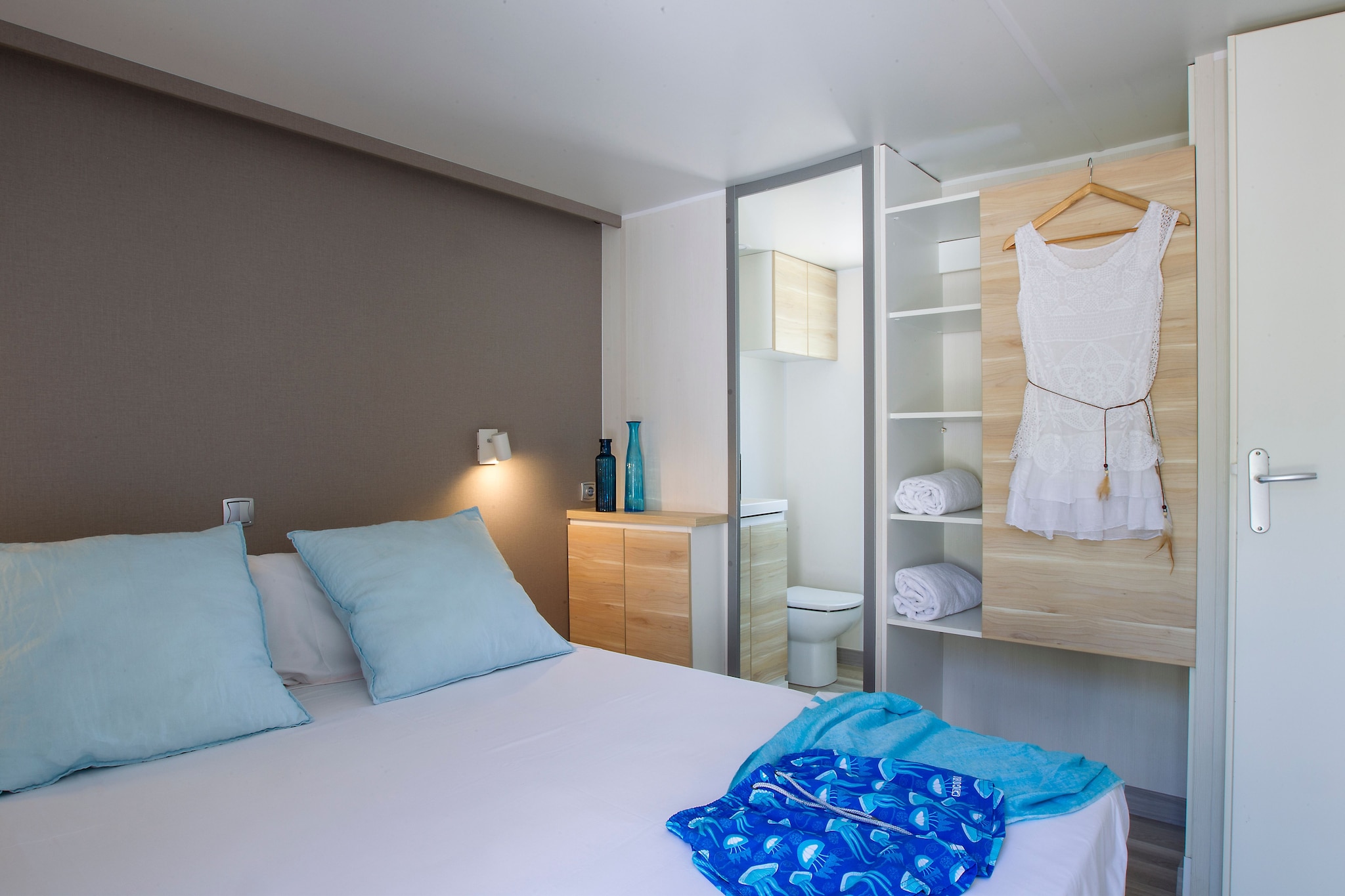 Ground floor: (Living room(TV(cable, flatscreen)), open kitchen(toaster, cooker(ceramic), coffee machine(cups), microwave, dishwasher, fridge), bedroom(double bed(160 x 200 cm)), bedroom(2x single bed, single loft bed), bathroom(shower, washbasin, toilet), bathroom(shower, washbasin, toilet), Internet access)\n\nheating, air conditioning, terrace(roofed), garden furniture, BBQ, parking, swimming pool(shared with other guests, outside)