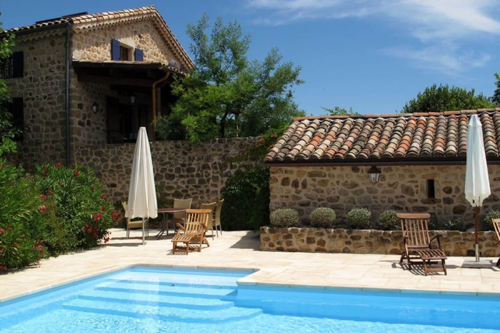 Stenen vakantiehuis in Rosières met een gedeeld zwembad