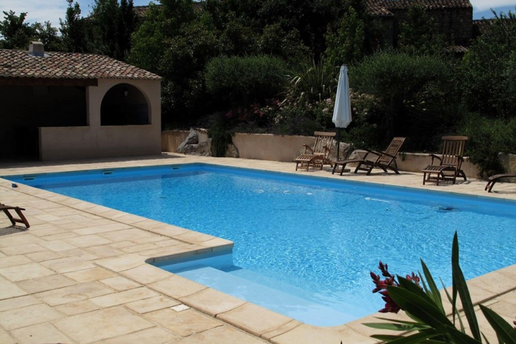 Stenen vakantiehuis in Rosières met een gedeeld zwembad