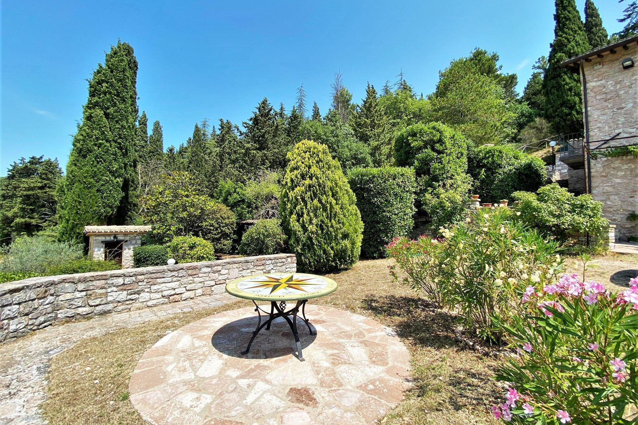 Authentiek vakantiehuis in Assisi met een tuin