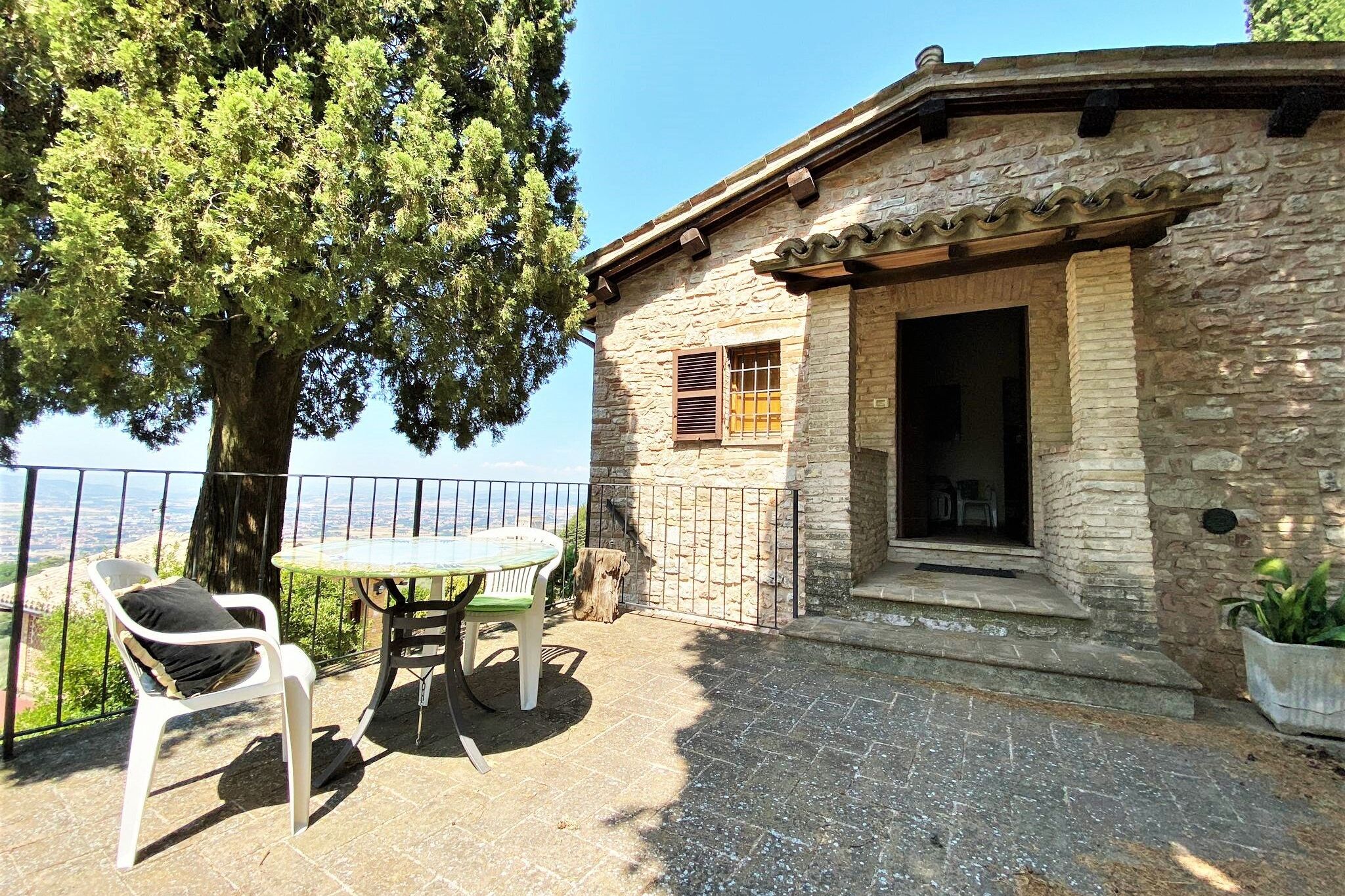 Authentisches Ferienhaus in Assisi mit möbliertem Garten