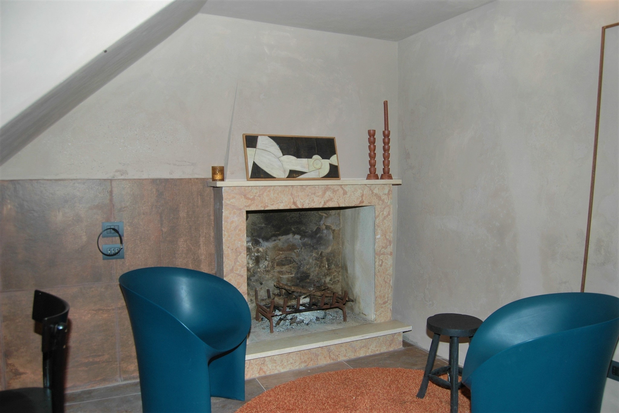 Ground floor: (open kitchen(hob, electric kettle, boiling water tap, toaster, coffee machine, microwave, fridge, Juicer), Living/diningroom(dining table, fireplace, seating area))\n\nOn the 1st floor: (bedroom(double bed), bathroom(shower, washbasin, toilet))\n\nAttic: (bedroom(double bed))\n\npatio, BBQ