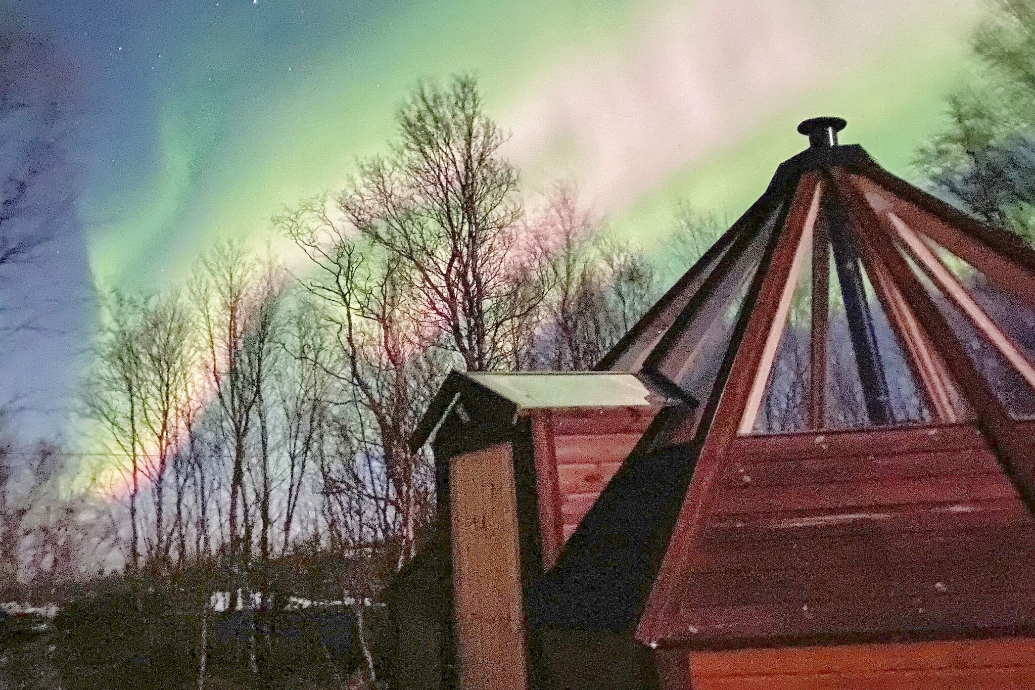 open kitchen(cooker(electric), hood, coffee machine, waffle iron, microwave, dishwasher, fridge, freezer(100-139L), freezer(> 250L), washing machine, high chair), Living/bed room(radio, netflix), bedroom(single bed, 2x bunk bed), bedroom(single bed, 2x bunk bed), bedroom(2x single bed, children\'s bed), bathroom(bathtub or shower, washbasin), bathroom(toilet), heating(electric), terrace, garden furniture, BBQ, parking