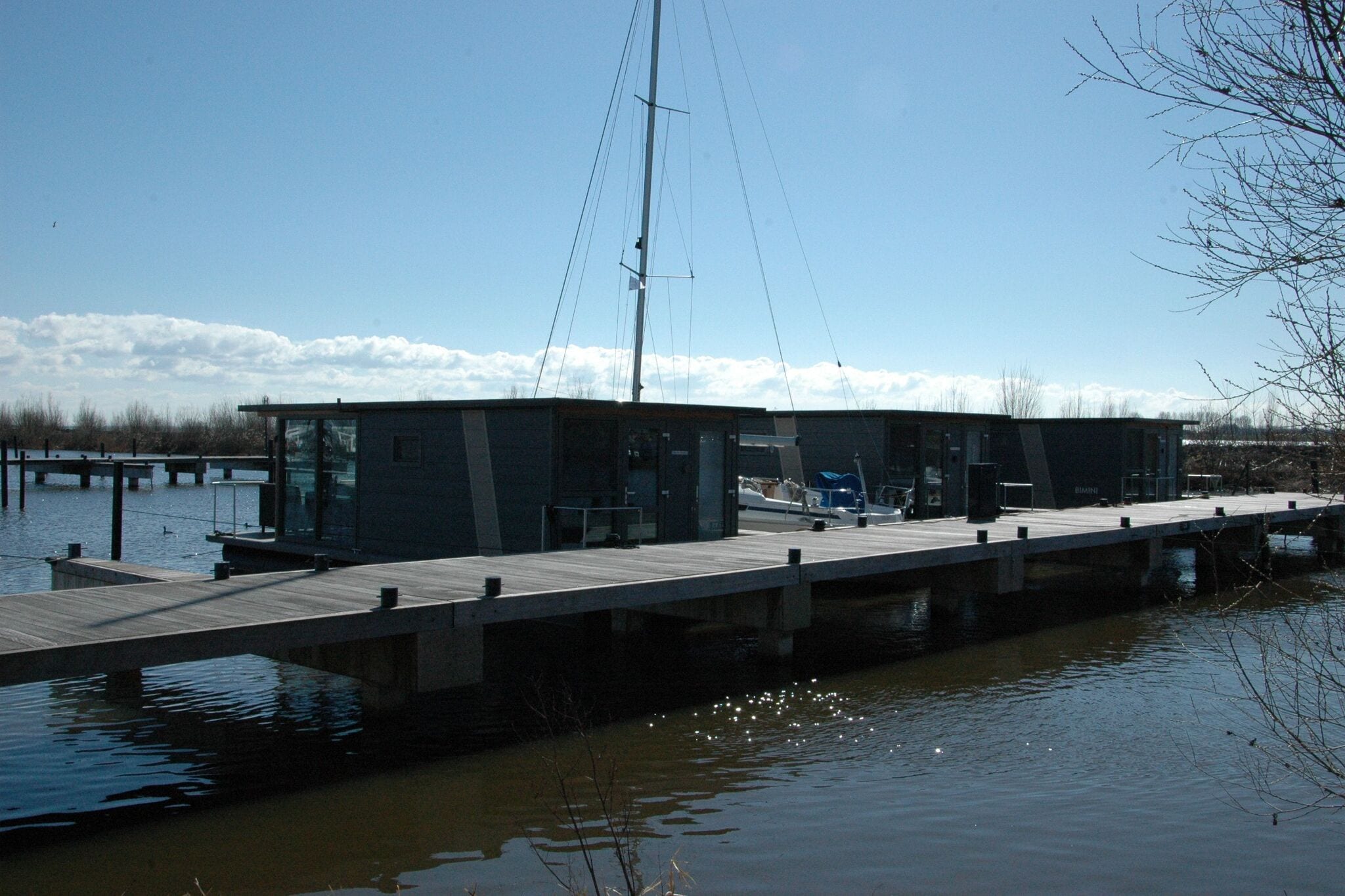 Moderne woonboot in Volendam met een gedeeld zwembad
