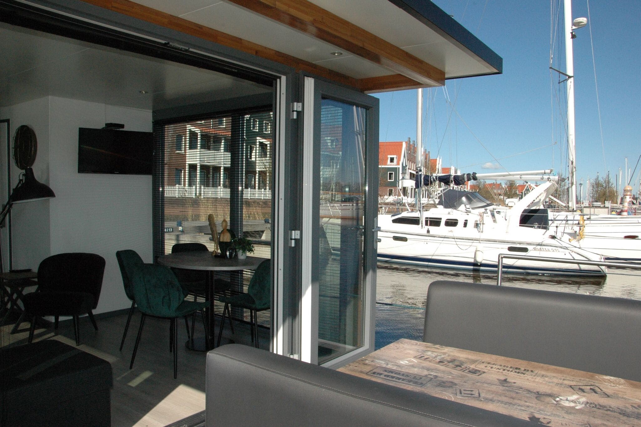 Moderne woonboot in Volendam met een gedeeld zwembad