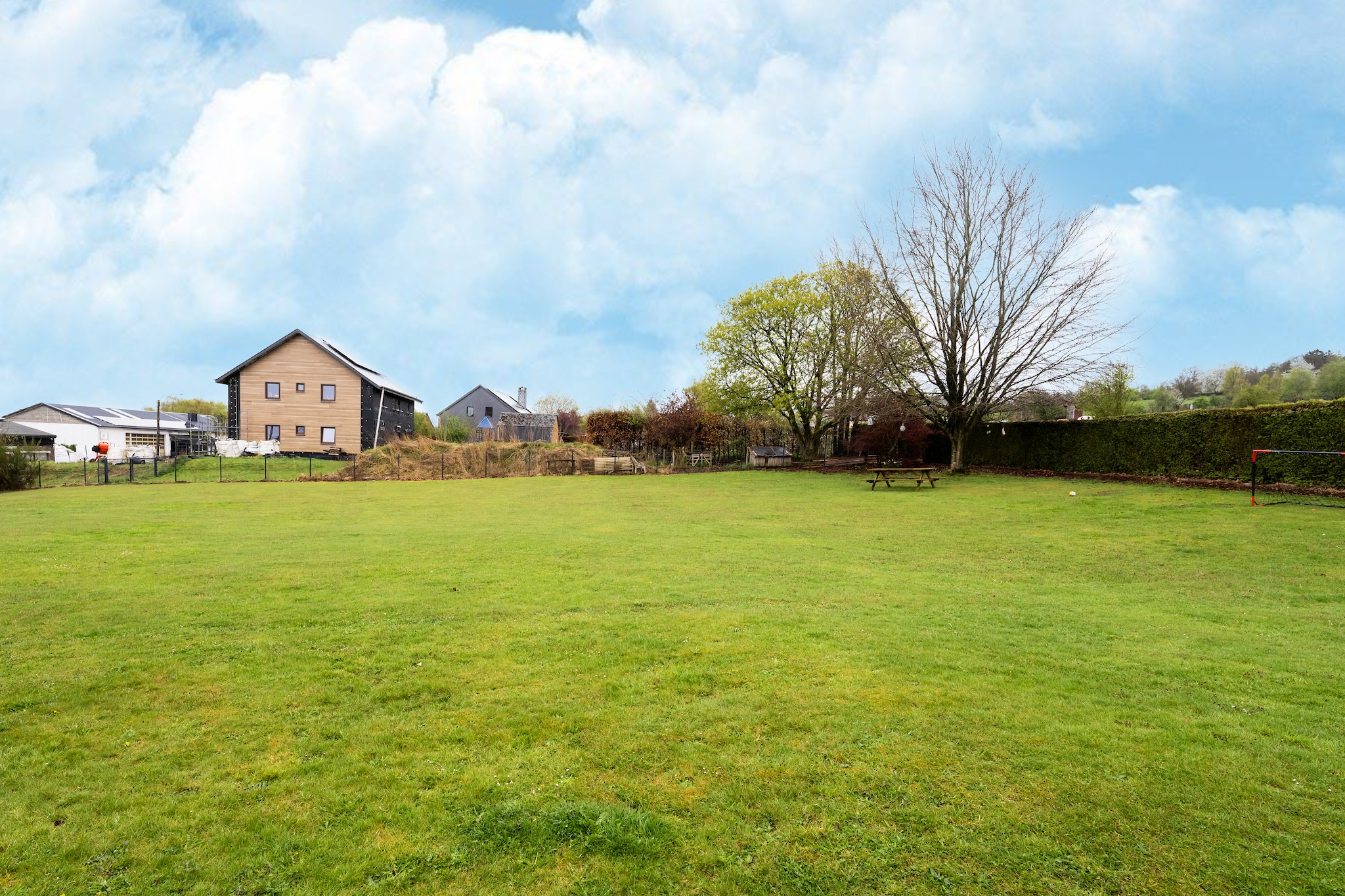 Très belle habitation à Lierneux pour 8 adultes-Jardin d'été