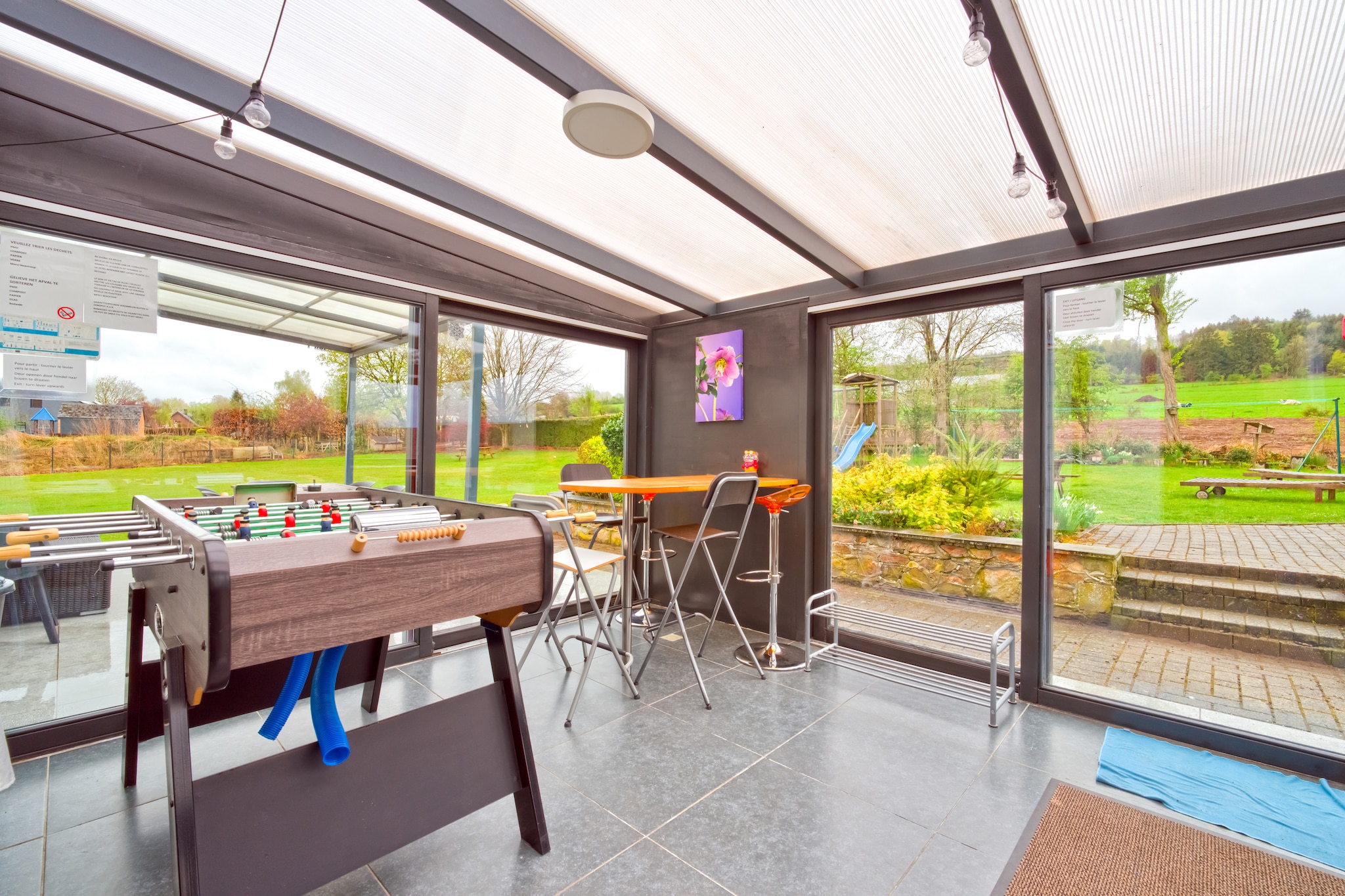 Très belle habitation à Lierneux pour 8 adultes-Salle de loisirs