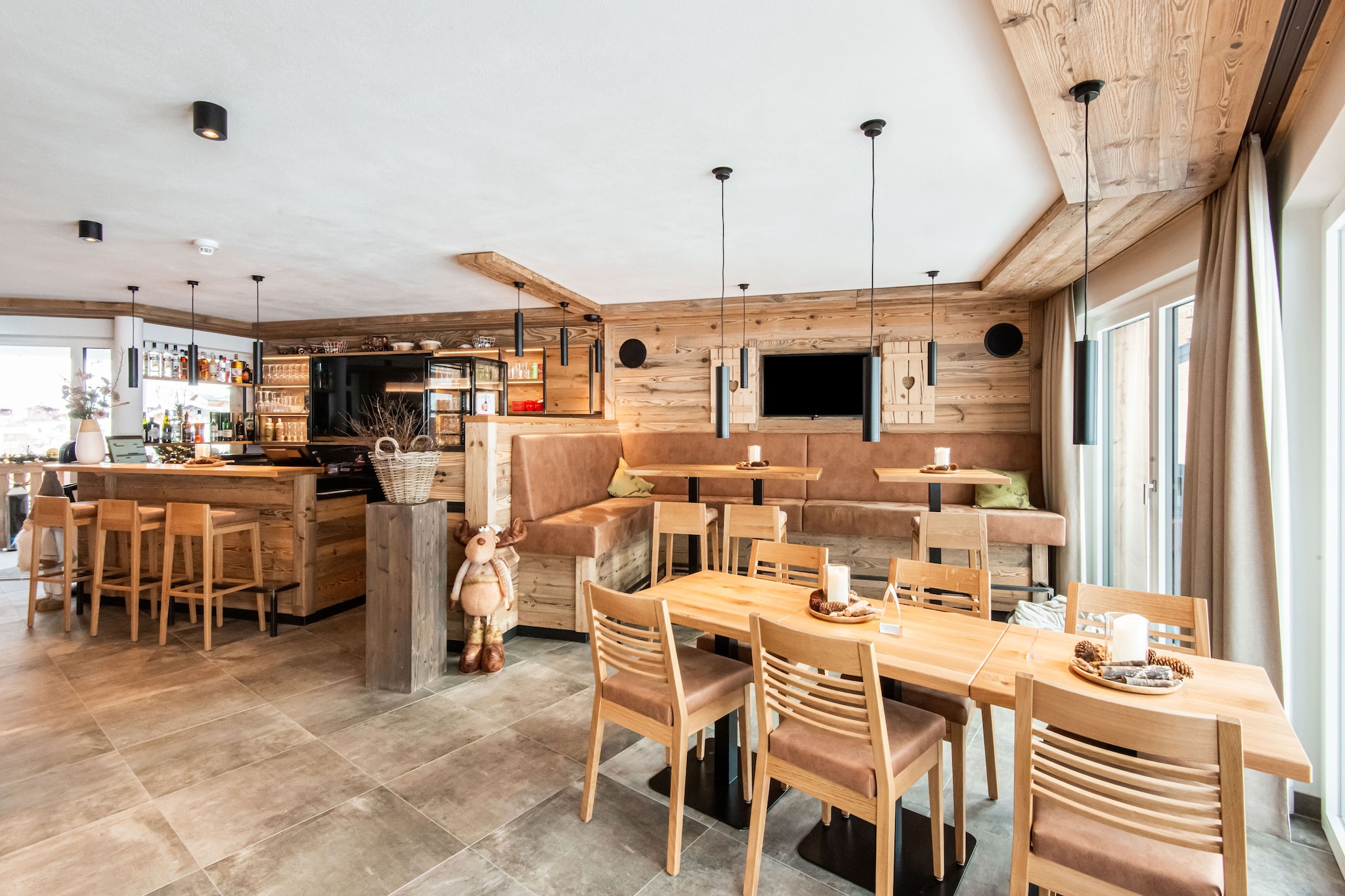 Ground floor: (Kitchen(hob, electric kettle, toaster, hood, coffee machine, oven, dishwasher, fridge-freezer), Living/bed room(double sofa bed, TV(digital, smart TV, international television channels), balcony or terrace), bedroom(double bed, TV(digital, smart TV, international television channels)), bathroom(bathtub or shower, toilet, hairdryer), balcony or terrace)\n\nski storage(ski boot heaters, bicycle storage), parking