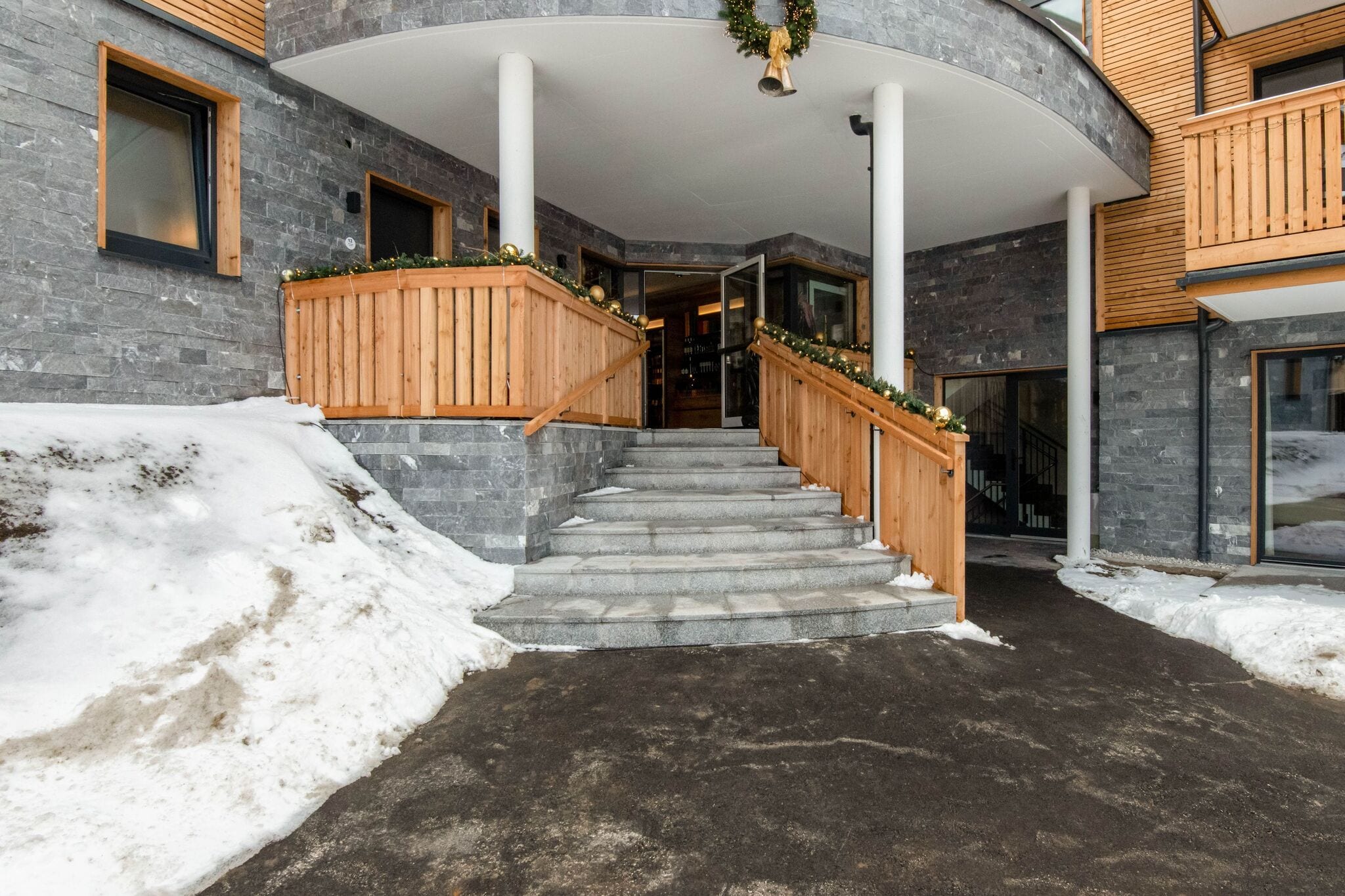 Golden Lodges Rauris Resort with ski storage