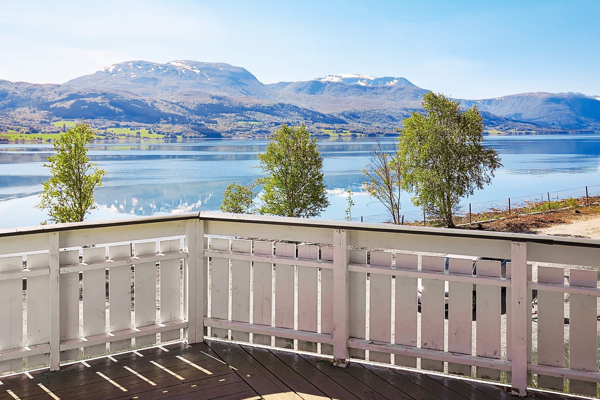 Beautiful holiday home facing south, located 30 m from Kvernesfjorden, the place for hobby fishermen, families, and couples. From the large windows in the bright living room and the 24 sqm open terrace you have a panoramic view over the fjord. TV with access to IP-TV with all TV channels; Norwegian, German, etc. Bedroom with 2 beds that can be combined into 1 double bed, and a bedroom with single bed and a bunk bed for 2 people, width 80 cm. Access to freezer (180 l) 100 m away. Freezer in the holiday home of 50 liters. Hiking opportunities directly from the holiday home. Great trip is the mountain Meekknoken 752 masl with a fantastic view, 5 km from the holiday home. 14 km to the coast's magic ladder - Atlanterhavsveien. Kristiansund center with the speedboat to the fishing village Grip, 28 km. Bud and Hustadvika National Park 45 and 30 km. Jazz and the City of Roses Molde, 70 km. Day trips to Mardalsfossen, Trollstigen, Geiranger and Ålesund. Great fishing in Kvernesfjord. A sheltered and partially covered fish filleting area with water down by the fjord. The small trout river Bådalselva and the trout lake Helsetvatnet, both 6 km away. 13 km to Bruhagen with all service options. The boat is suitable for 3-4 adults when fishing, but 5 people can use the boat if not everyone is going fishing. Boat for rent: 6 km away from the holiday home, eastbound, at Kværnes Motorbåtforening, no. 6. When the weather is nice, the boat can also be moored at the private pier in front of the holiday home.  1x Øien 620F 21 foot boat with a 60 HP Suzuki engine, GPS / Chartplotter / Sonar