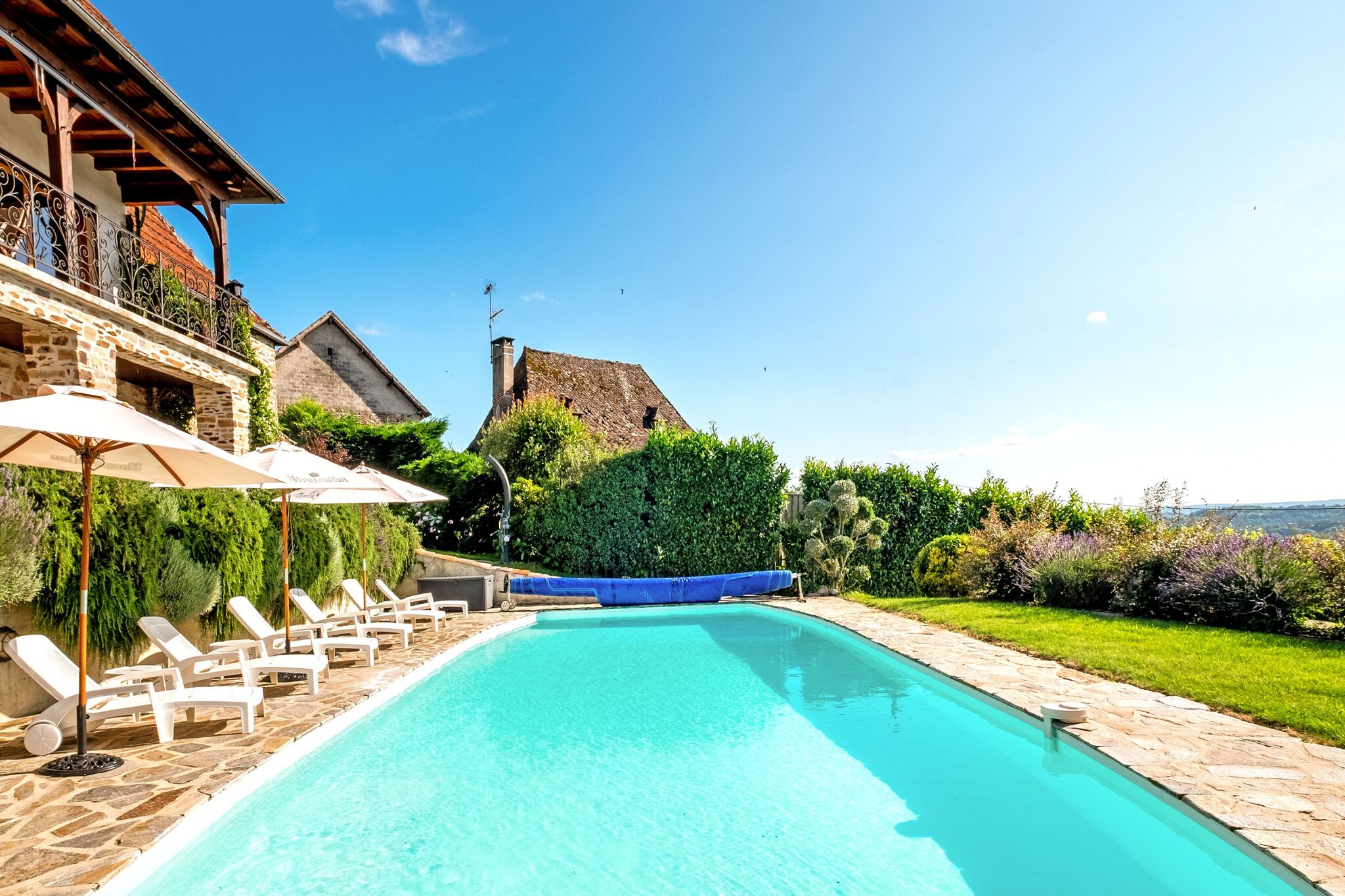 Frans paradijs in Altillac met een privézwembad en bubbelbad