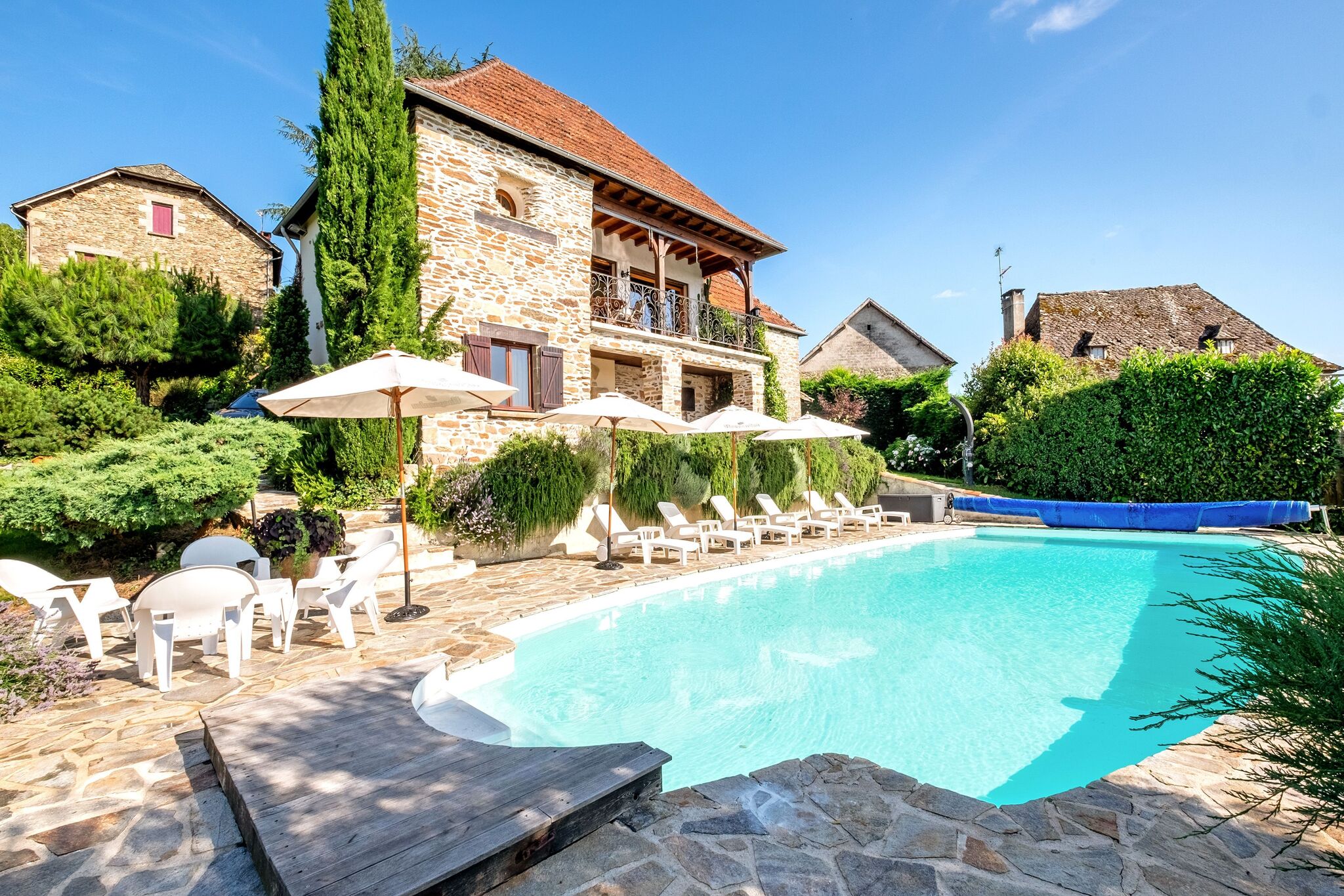 Frans paradijs in Altillac met een privézwembad en bubbelbad