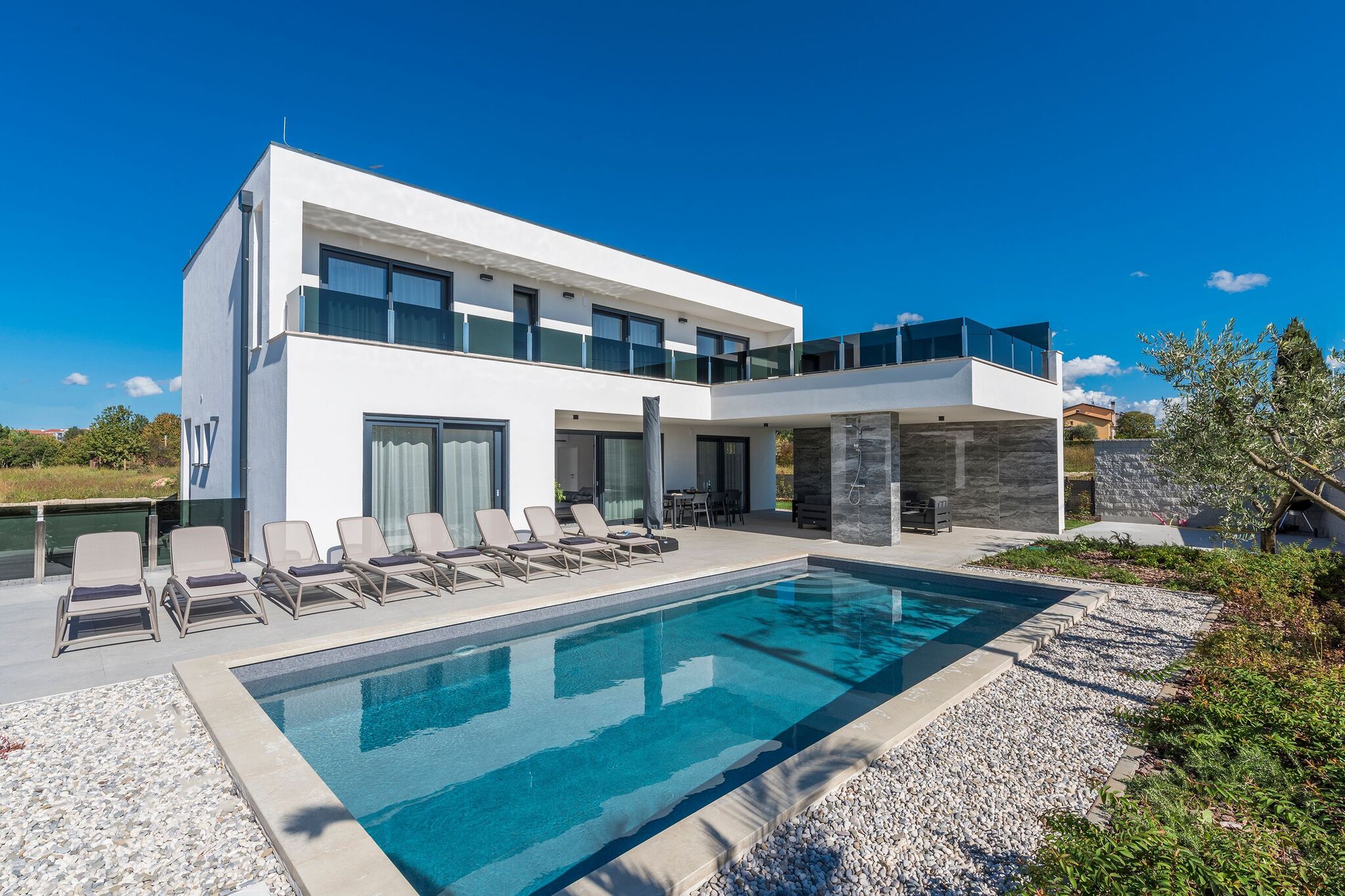 Moderne Villa 2 km von der istrischen Stadt Novigrad entfernt, mit privatem Pool