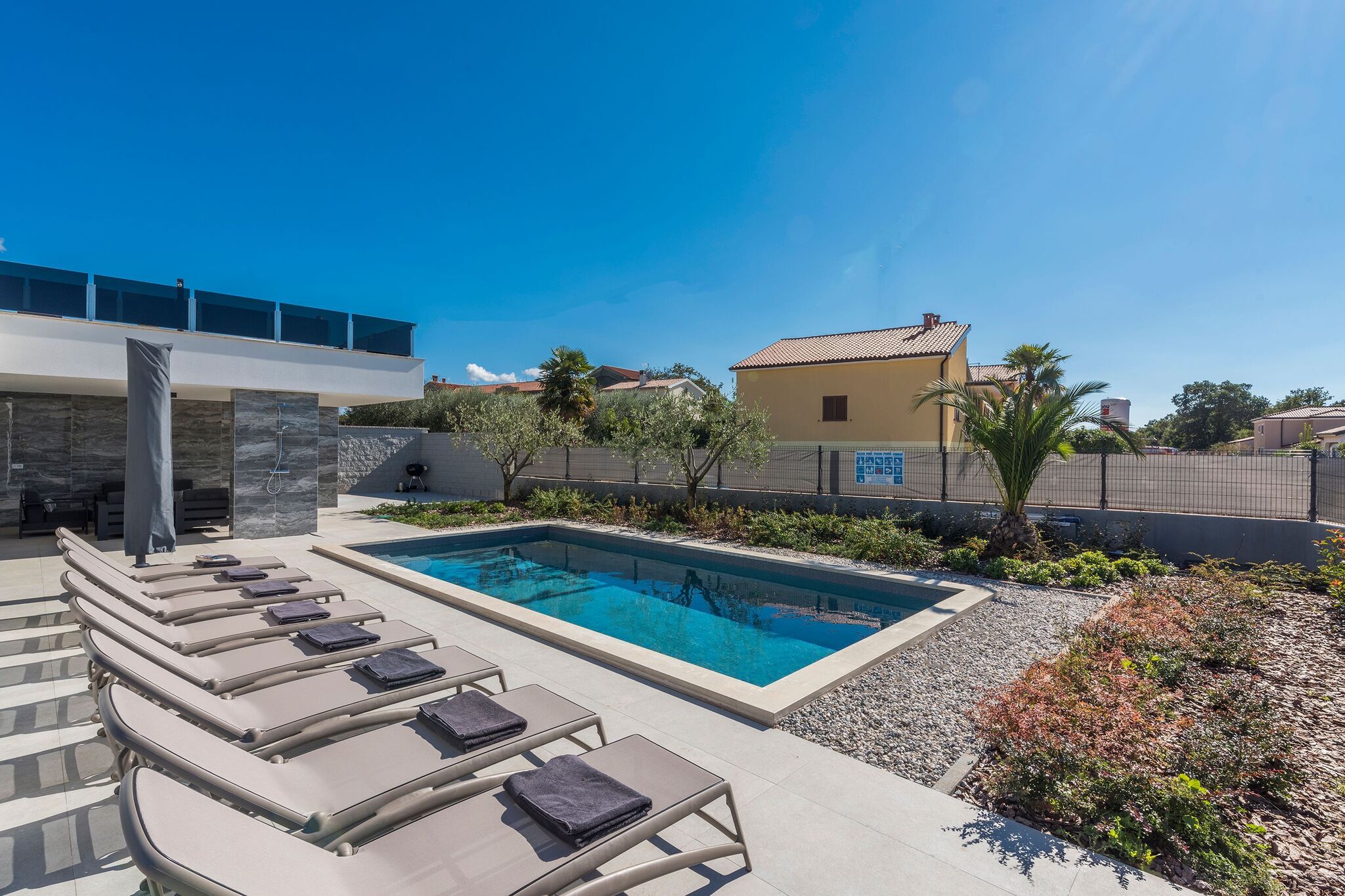 Villa moderne à 2 km de la ville istrienne de Novigrad avec piscine privée