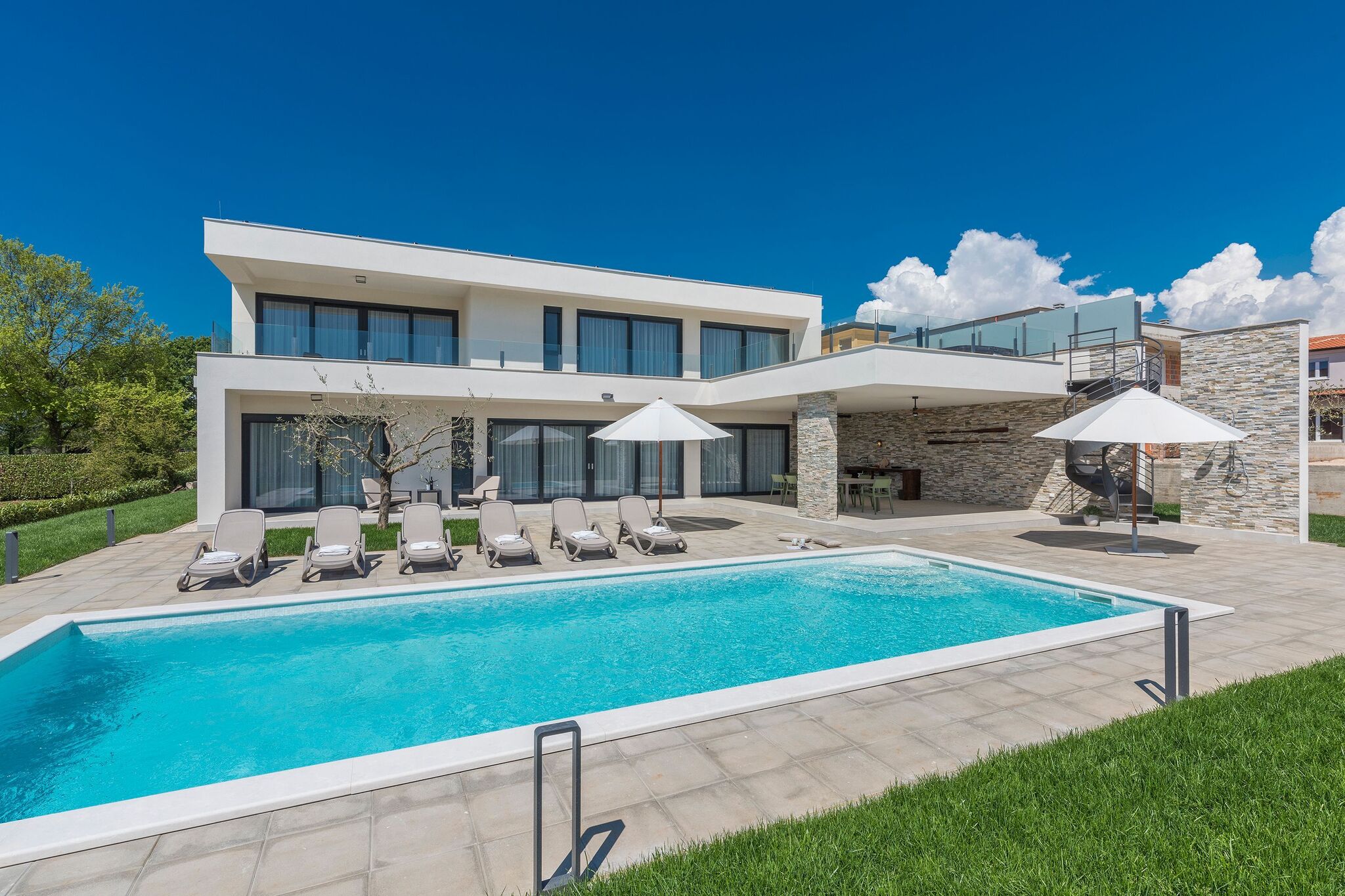 Maison de vacances moderne à Novigrad avec piscine
