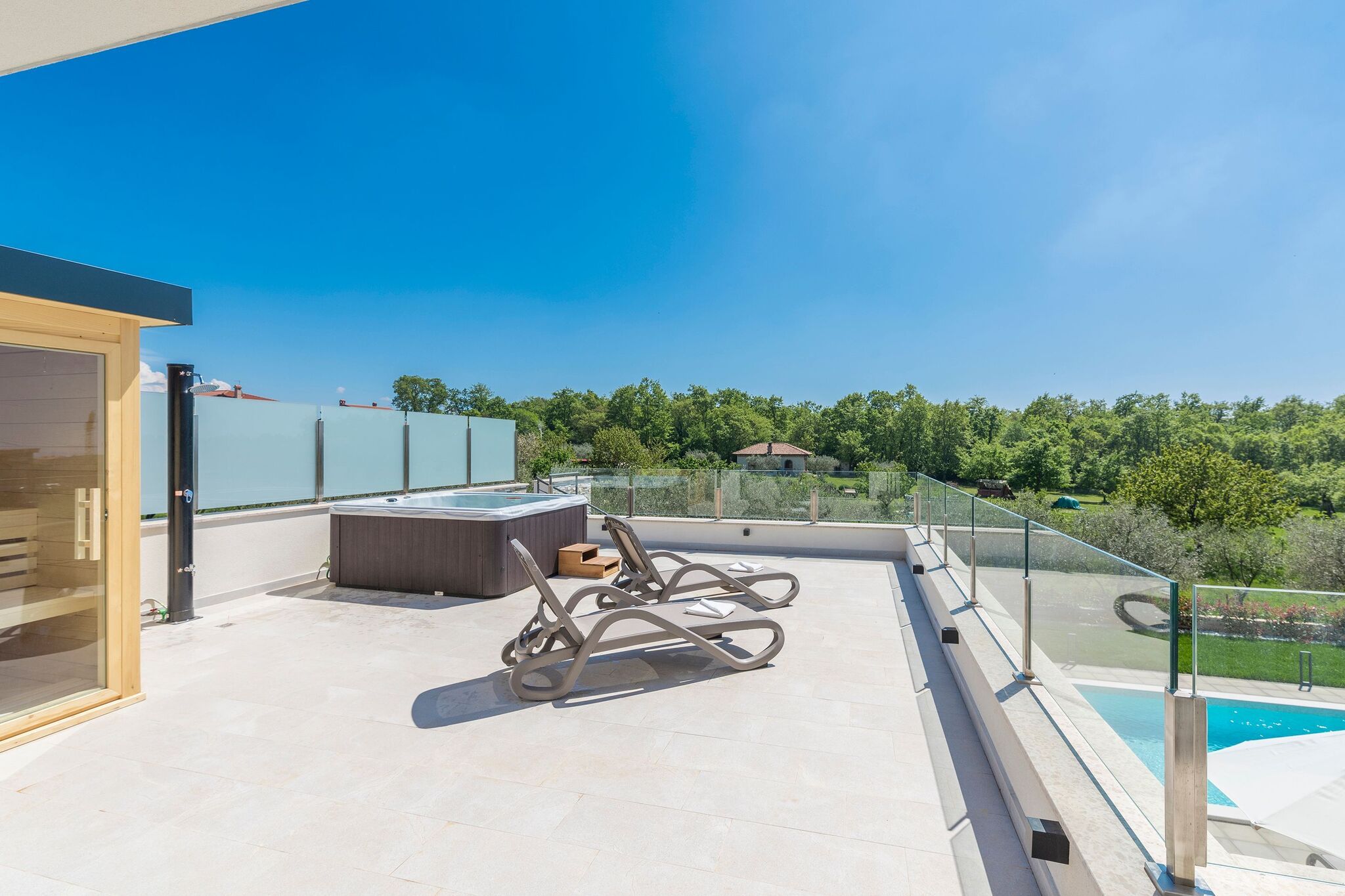 Modernes Ferienhaus in Novigrad mit Swimmingpool