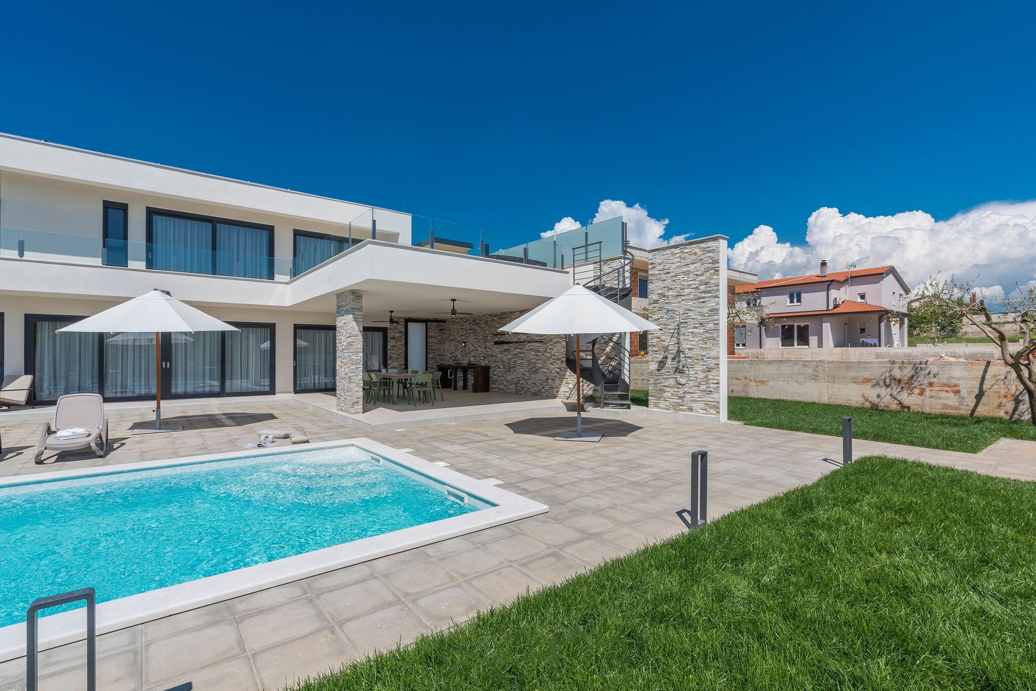 Moderne villa nabij Novigrad met sauna en zwembad
