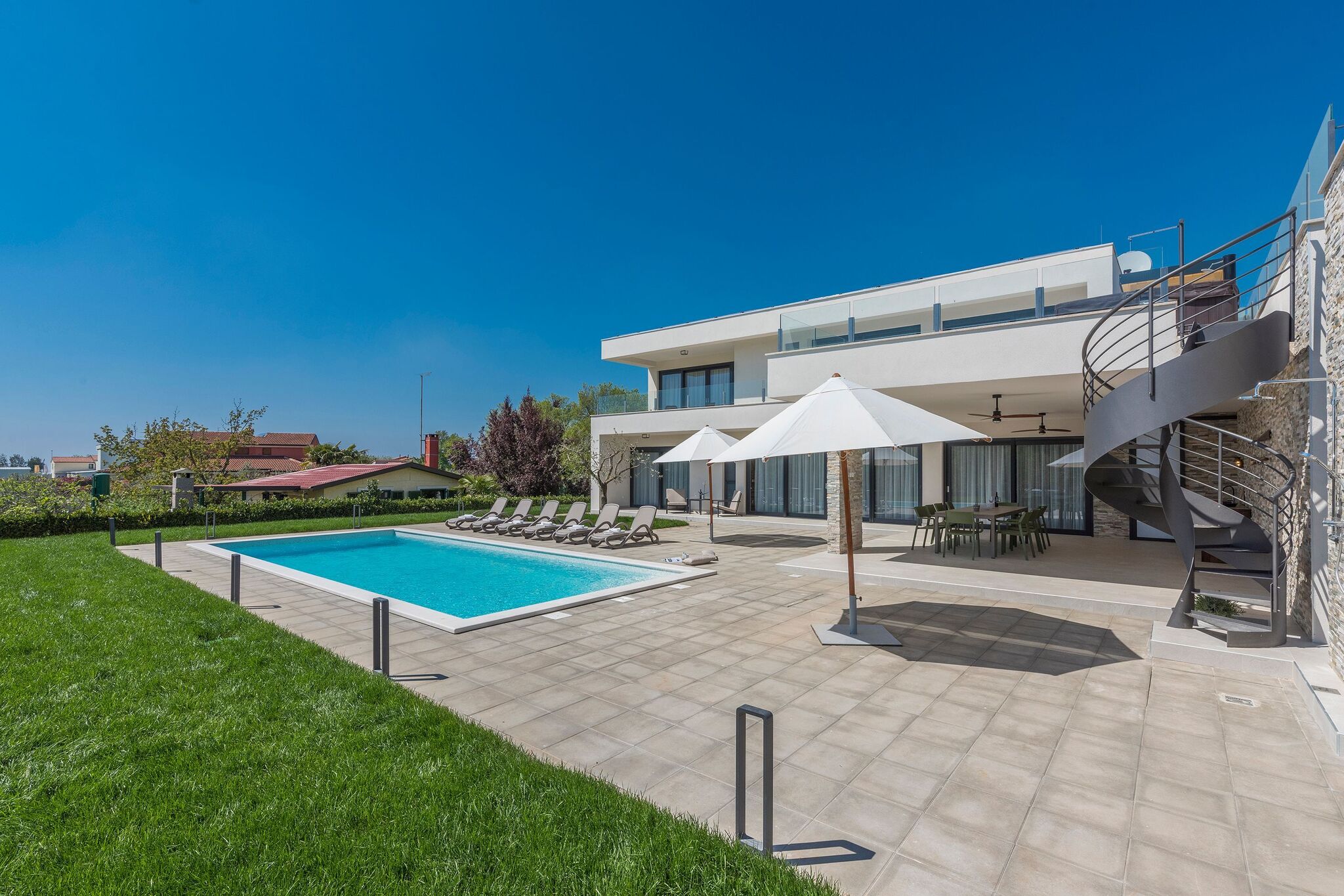 Modernes Ferienhaus in Novigrad mit Swimmingpool