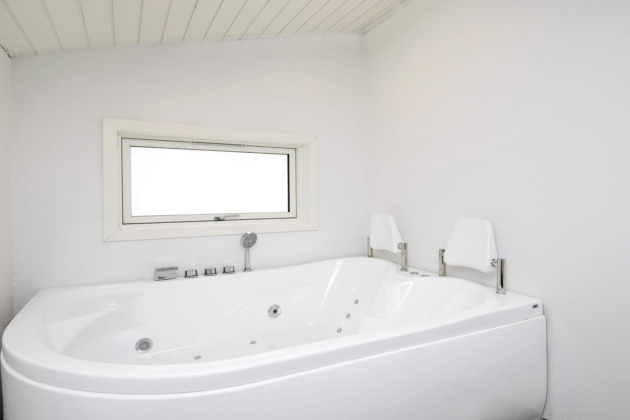 Beautifully located cottage with whirlpool near Hals in Bisnap only about 500 meters from one of the country's best beaches, where the calm water is extremely child - friendly. The cottage has been completely renovated in 2021 with i.a. new bathroom with whirlpool and annex with bathroom. Kitchen in open connection with living room with air / air heat pump as well as wood burning stove and exit to south-facing wooden terrace. The house also contains an entrance hall, hallway with double bed and large room with double bed as well as the possibility of a double bed. Annex with double bed and bathroom from 2021. Fiber network and cable TV are included. There is a sandbox for the little ones. Not for rent to youth groups

A refundable deposit might be charged closer to your check-in date. This deposit covers utilities consumed during your stay and any additional services that may be taken. The final amount will be adjusted based on actual meter readings, actual usage of extra services, and any remaining balance will be refunded within 21 days after checkout.