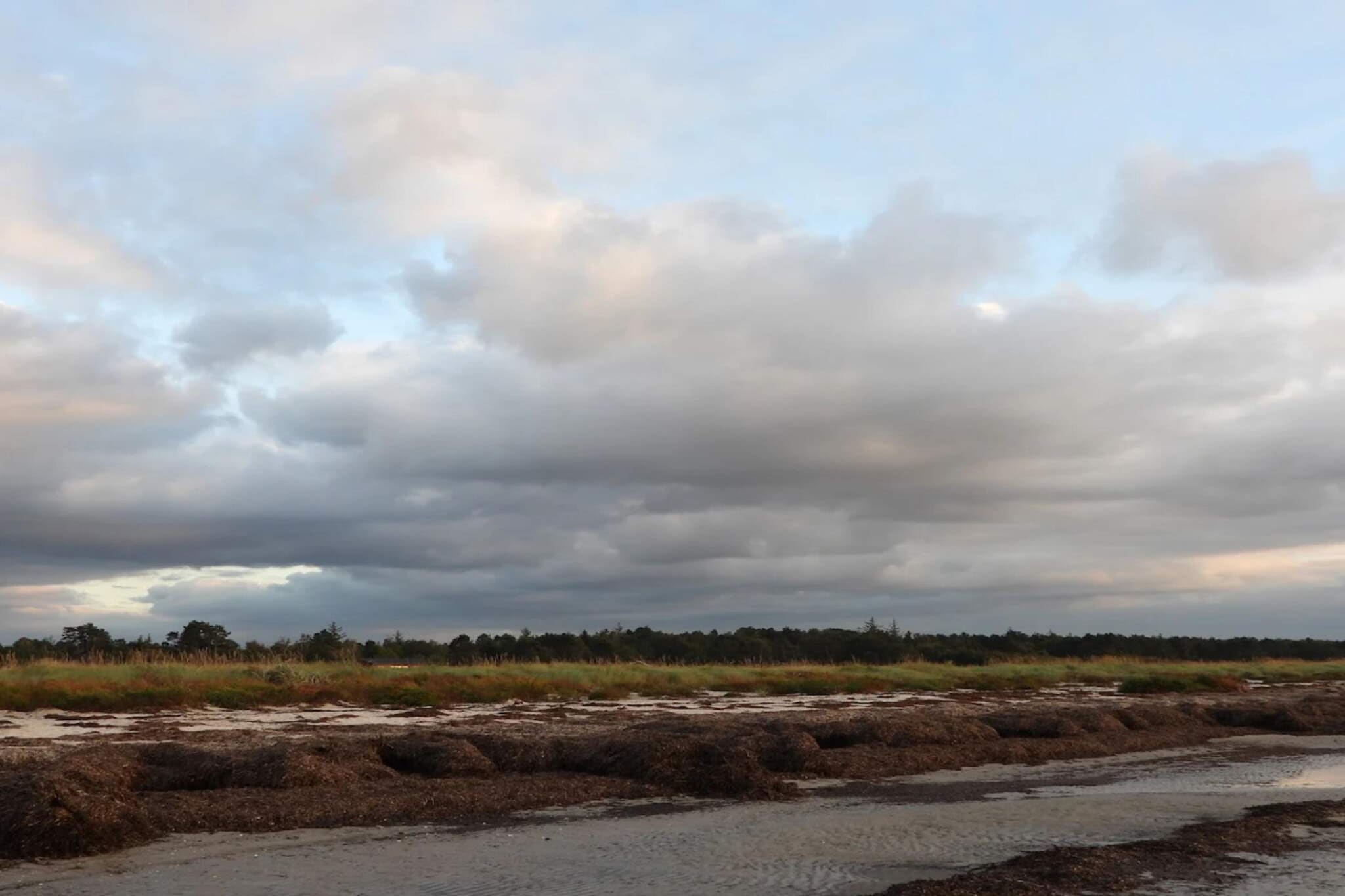 Internet Access DSL, open kitchen(cooker(electric), hood, microwave, dishwasher, fridge-freezer), Living/bed room(chromecast), bedroom(double bed), bedroom(2x bunk bed), bedroom(2x bunk bed), bathroom(bathtub or shower, washbasin, toilet), heating(electric), terrace, terrace(roofed), BBQ