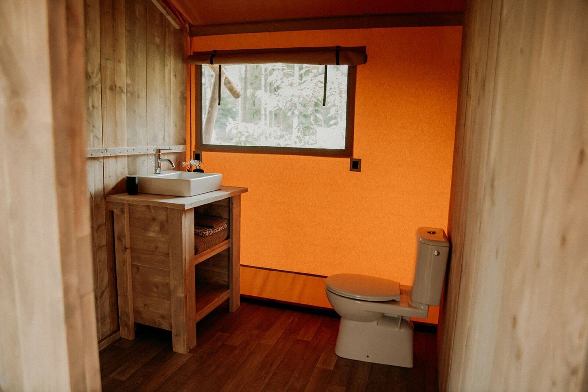 Luxuszelt mit Dusche und Küche auf einem Pop-up-Campingplatz