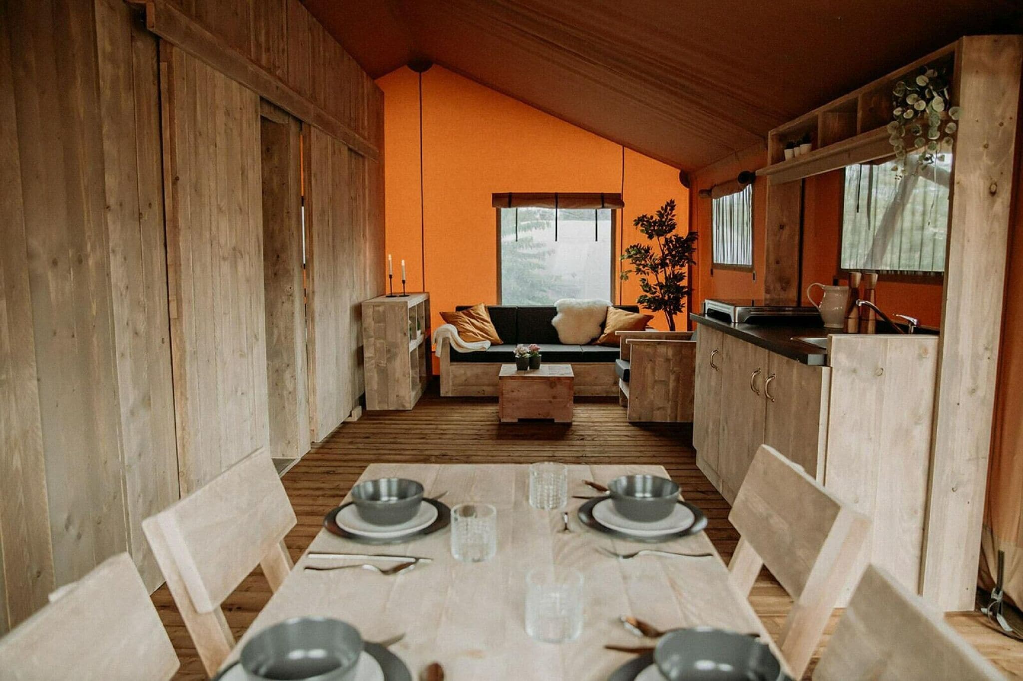 Tente de luxe avec douche et cuisine, dans un camping éphémère