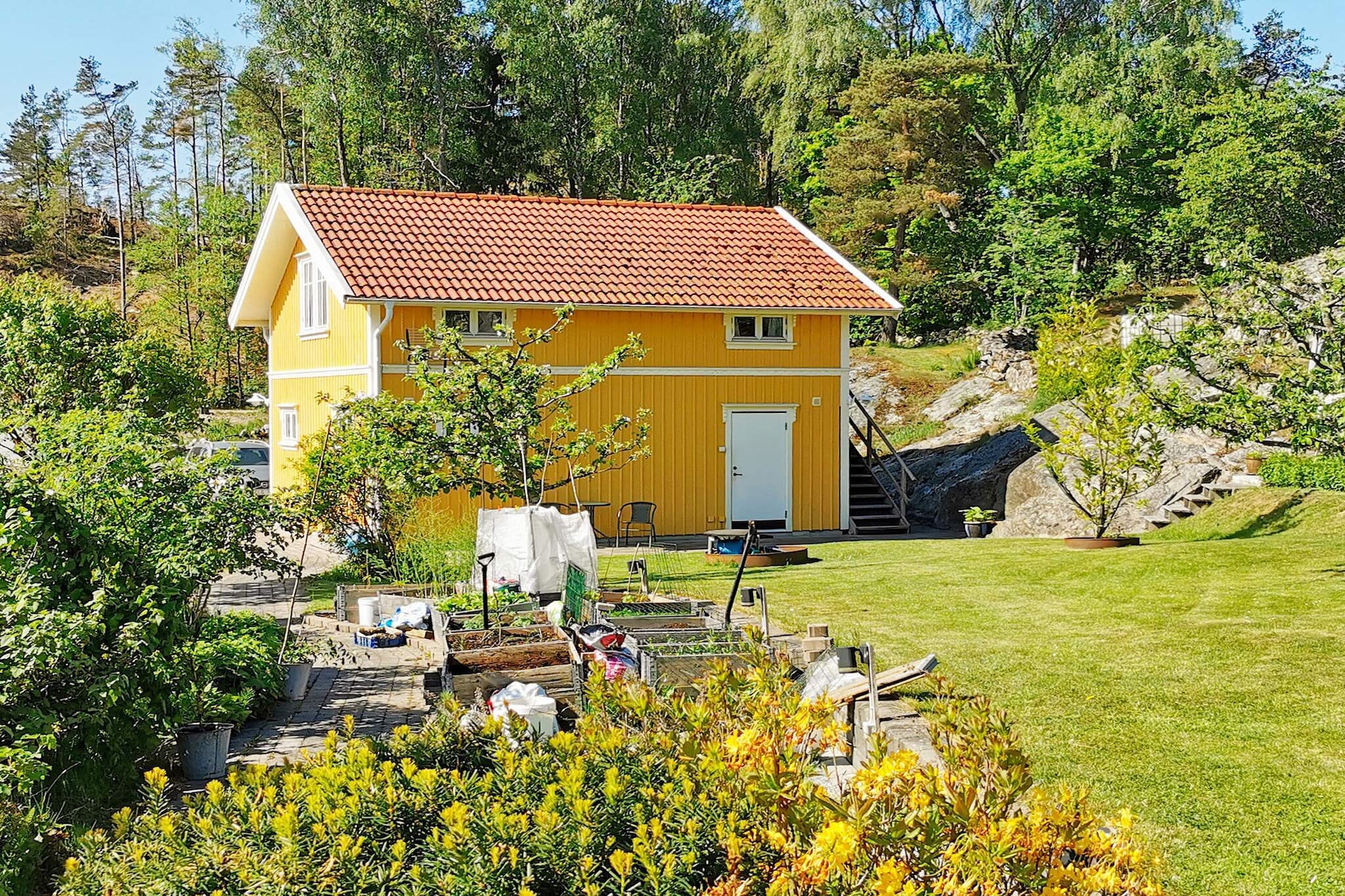 Charming and fresh cottage with glorious sea views on beautiful FlatÃ¶n, north of Orust. Here you live very scenically and have only a stone's throw to Ã„ngÃ¶brygga where you can take your morning dip and follow the lively boat traffic. Then sit in the outdoor furniture or in the deck chair in the garden with a cup of freshly brewed coffee and enjoy your wonderful holiday in a genuine BohuslÃ¤n environment. The cottage is built over the owner's storage building where you reach your part of the house via an external staircase. You have your own part of the large garden plot which is fenced against the road. Behind the cottage there is a protective mountain where you have even more beautiful views. Some traffic (at low speed) on the small road that leads to the ferry terminal at Ã„ngÃ¶brygga which is only 150 m from the cottage. The cottage is well insulated and you will not be disturbed by any traffic noise, but on the contrary, it is a bit exciting to follow which vehicles come and go on the car ferry that is free over to Fruvik on BokenÃ¤set. The cottage consists of a combined open kitchen / living room with dining area with nice sea views and living area with sofa bed (140 cm wide) and TV corner with about 20 channels via Tele2. Bright bedroom with double bed and small bathroom with shower and washing machine. The cottage has a sloping roof, ie not full standing height at the outer walls. Free WiFI via fiber. The prices for renting the boats are weekly prices, they can also be rented per day, then contact the home owner on site. Only 150 m to the jetty from Ã„ngÃ¶brygga with bathing ladder, rocks and outdoor furniture. Feel free to take the ferry that is free over to Fruvik and buy ice cream in Rosa Kiosken. There are several nice bathing spots on FlatÃ¶n, including PÃ¤rsÃ¤ng about 400 m. Feel free to rent Canadians for 2 people via the owner, here are very nice waterways to paddle around islands and skerries. Feel free to take a walk to Handelsman Flink with a well-attended restaurant and kayak rental. Eat well in the restaurant or buy fresh seafood in the boathouse. There is a smaller service shop at MalÃ¶camping where you can also buy breakfast bread. Arrange a picnic basket and sit on a cliff and follow the intense boating life in the strait. Close to all services in EllÃ¶s 11 km with free car ferry. In EllÃ¶s there are several larger shops, entertainment and restaurants. Also close to beautiful Lysekil via car ferry over to Fruvik / BokenÃ¤set. At Orust there are opportunities for many activities for both big and small, diving, crab fishing, golf or just enjoy the BohuslÃ¤n nature. Welcome to a charming cottage with glorious sea views in a genuine BohuslÃ¤n environment!