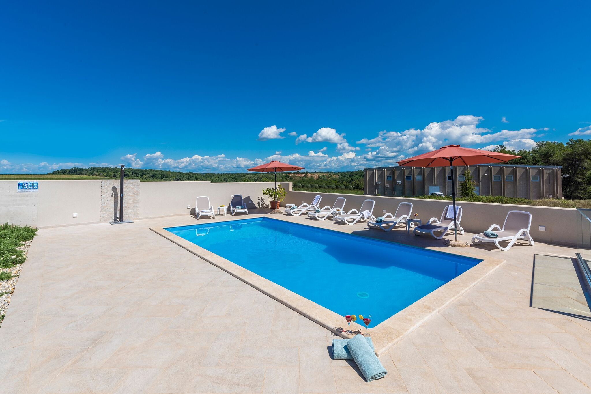 Moderne villa 8 p met een privézwembad ruime tuin en terras