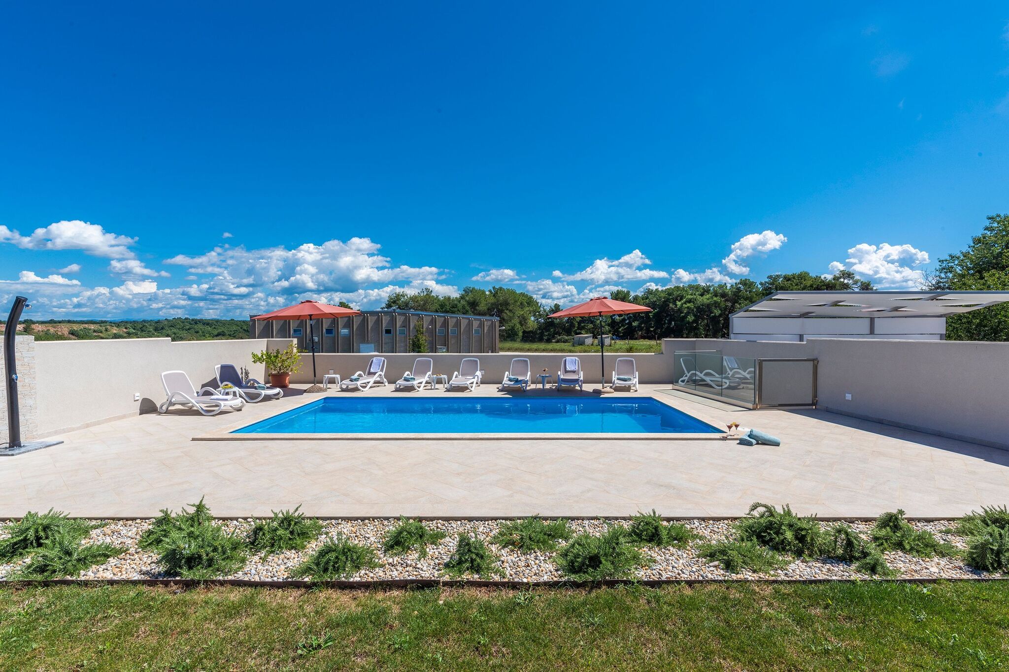 Villa moderne 8 p avec piscine privée, grand jardin et terrasse