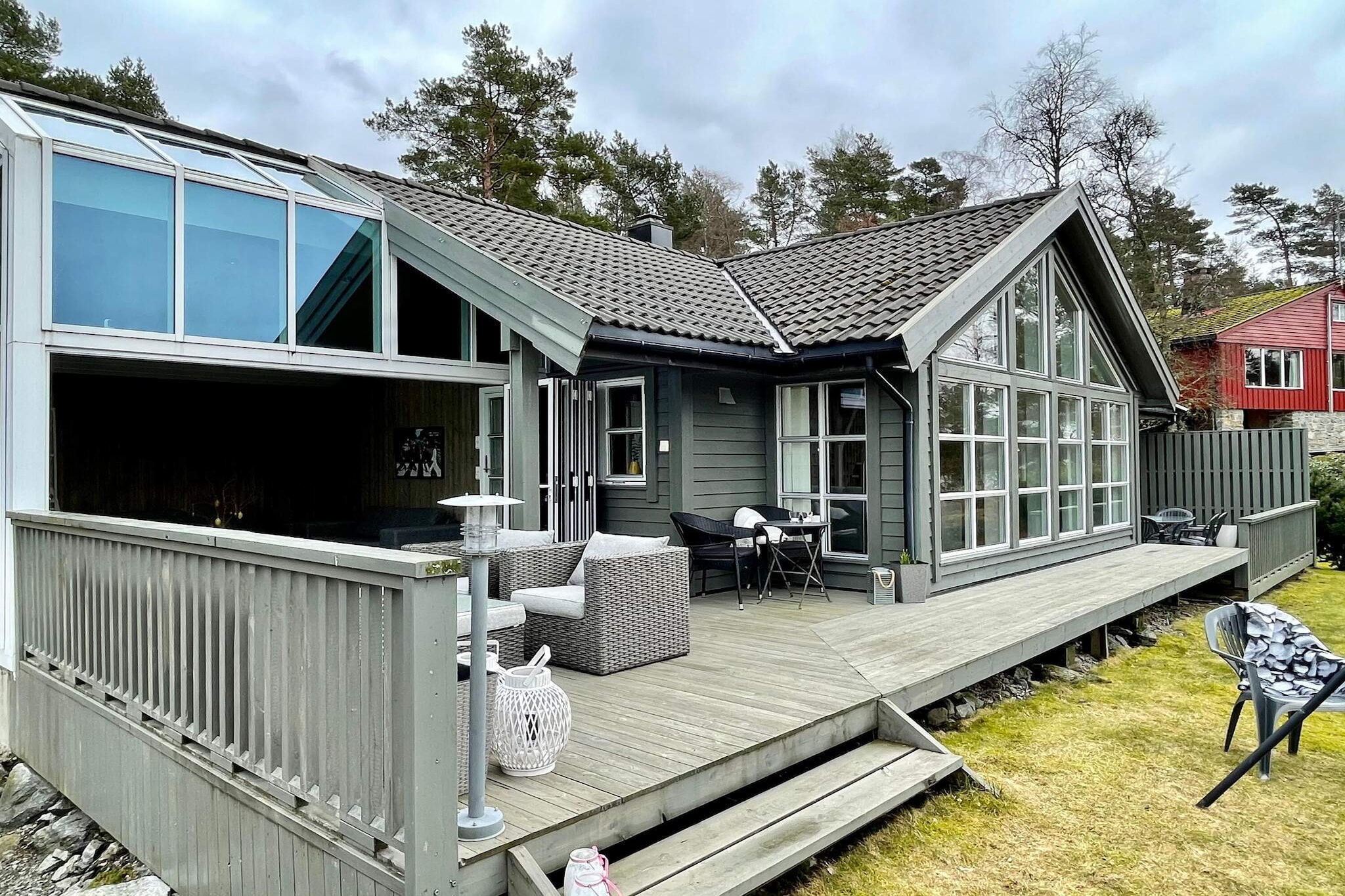 open kitchen(cooker(electric), hood, coffee machine, waffle iron, microwave, dishwasher, fridge, freezer(200-249L), washing machine), Living/bed room(40 m2)(TV(satellite, german television channels, norvegian TV channels ), Blu-ray player, radio, CD player), bedroom(double bed, children\'s bed), bedroom(single bed, bunk bed), bedroom(single bed, 2x bunk bed), bedroom(2x single bed), bathroom(bathtub or shower, washbasin, toilet), Bubble bath(outside, 6 persons), heating(electric), terrace(50 m2), garden furniture, BBQ, parking, fish cleaning table