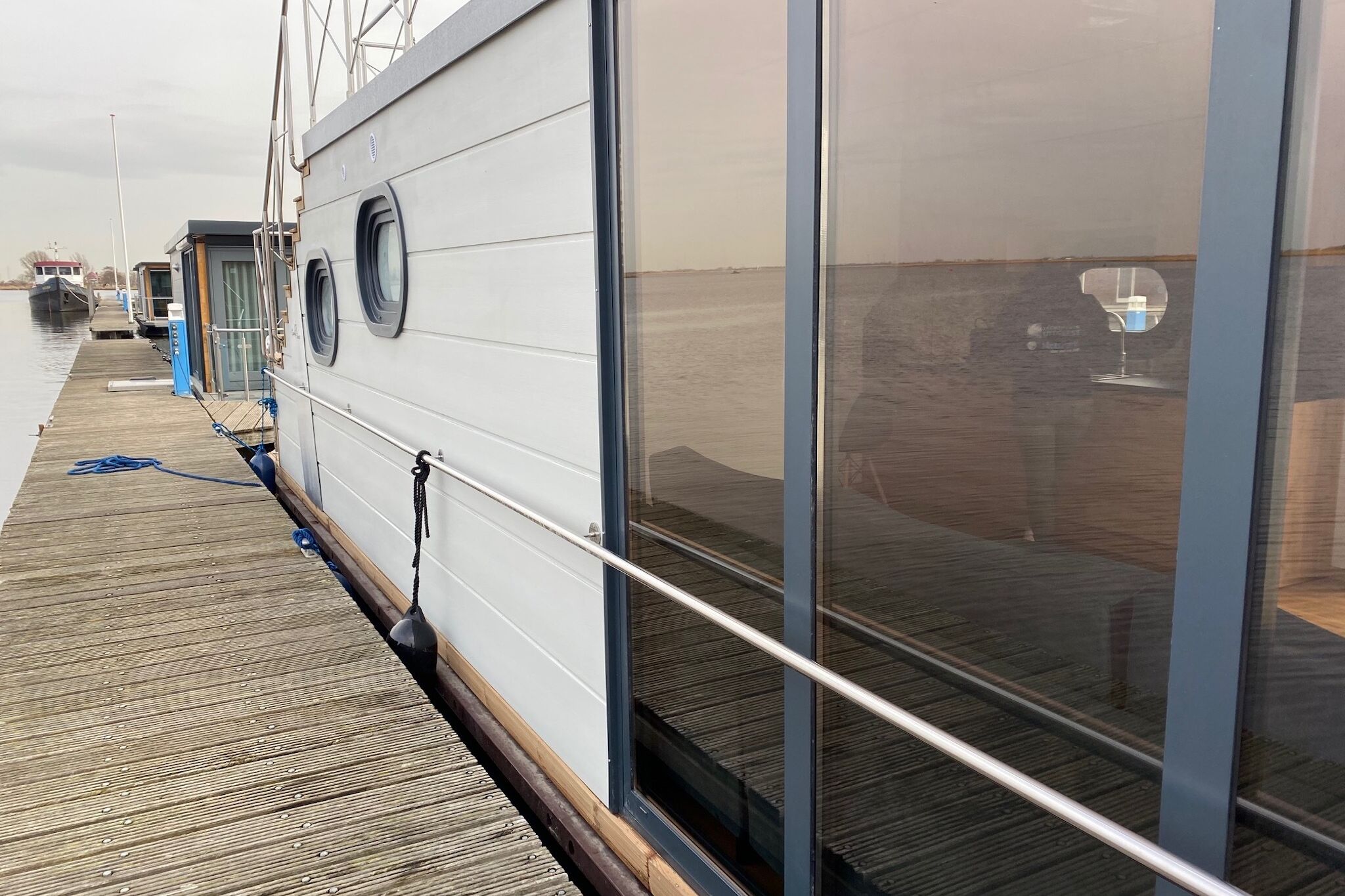 Moderne woonboot met dakterras, op Uitgeestermeer