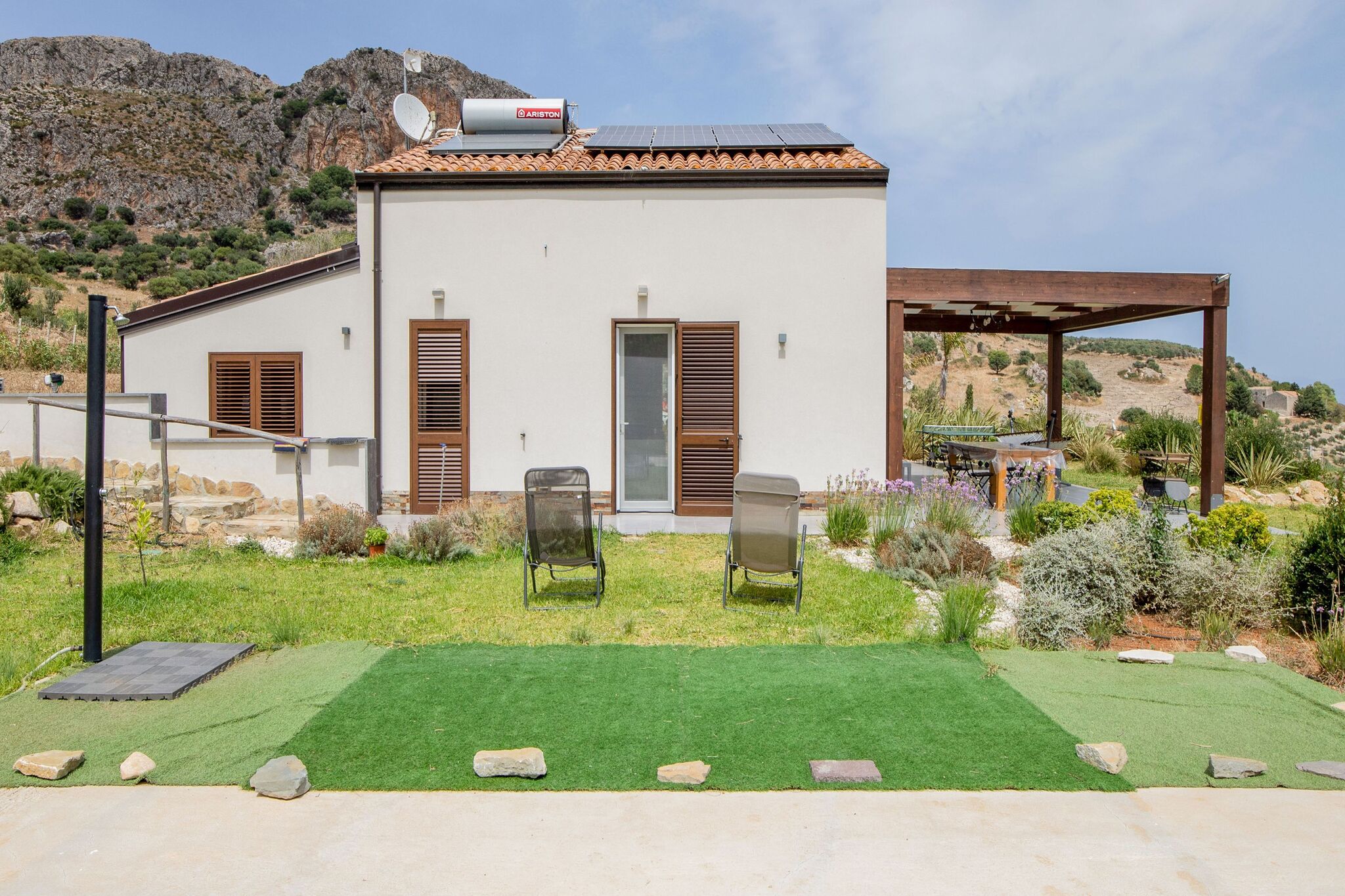 Bequemes Ferienhaus in Castellammare del Golfo mit Garten